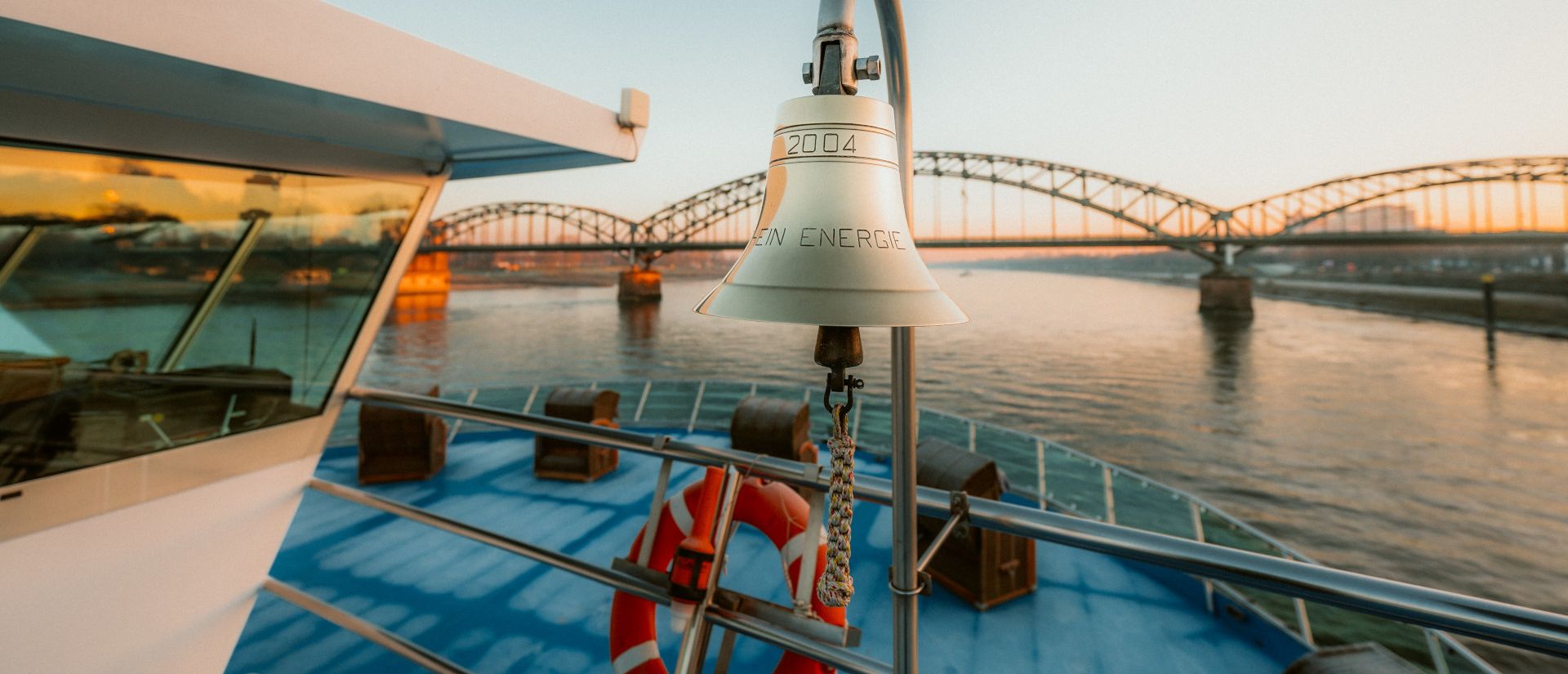 Blick vom Oberdeck bei einer KD Schifffahrt auf dem Rhein in Köln