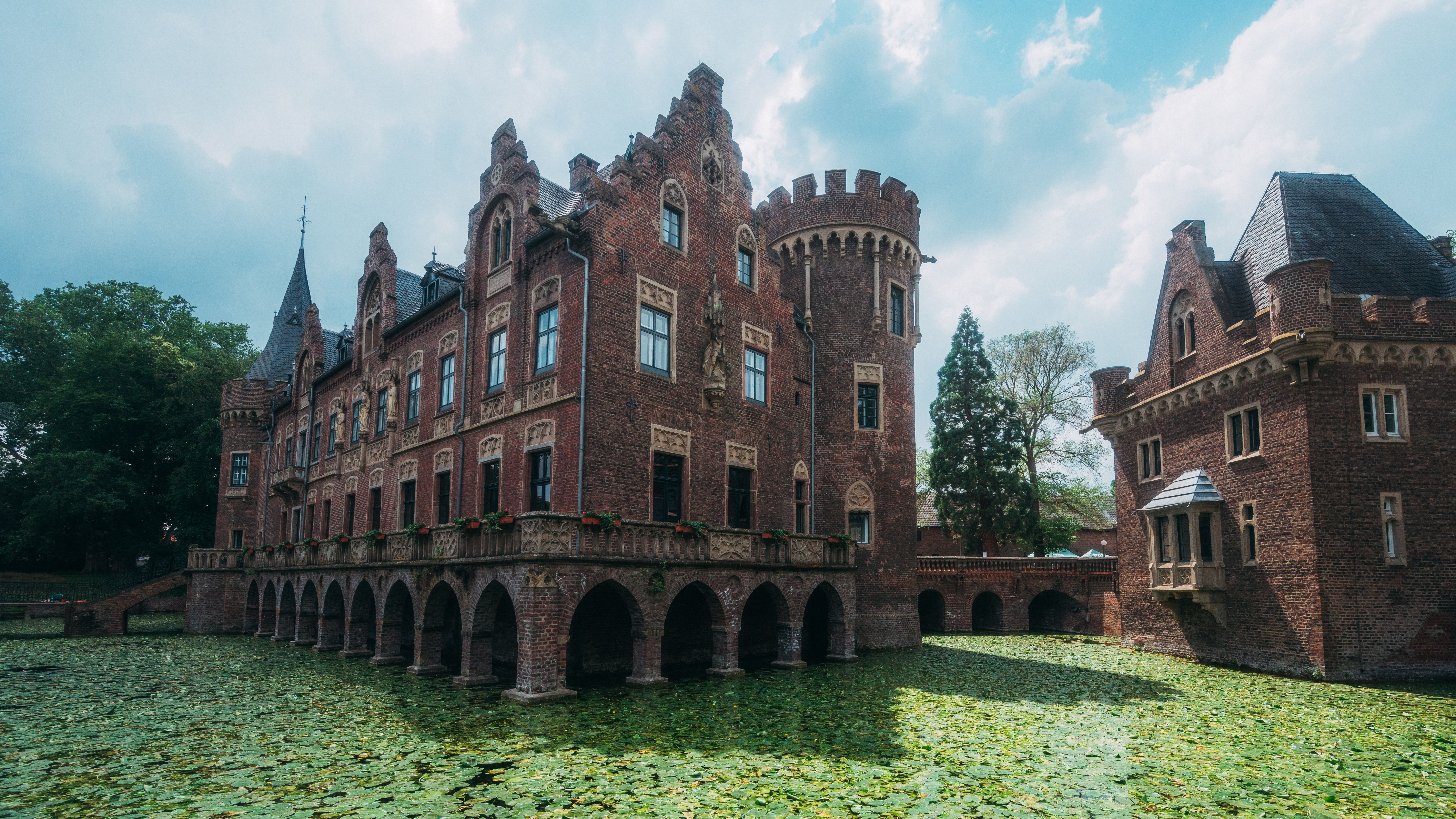 Schloss Paffendorf im Rhein-Erft-Kreis wirkt, als wäre es gerade einem Märchen entsprungen