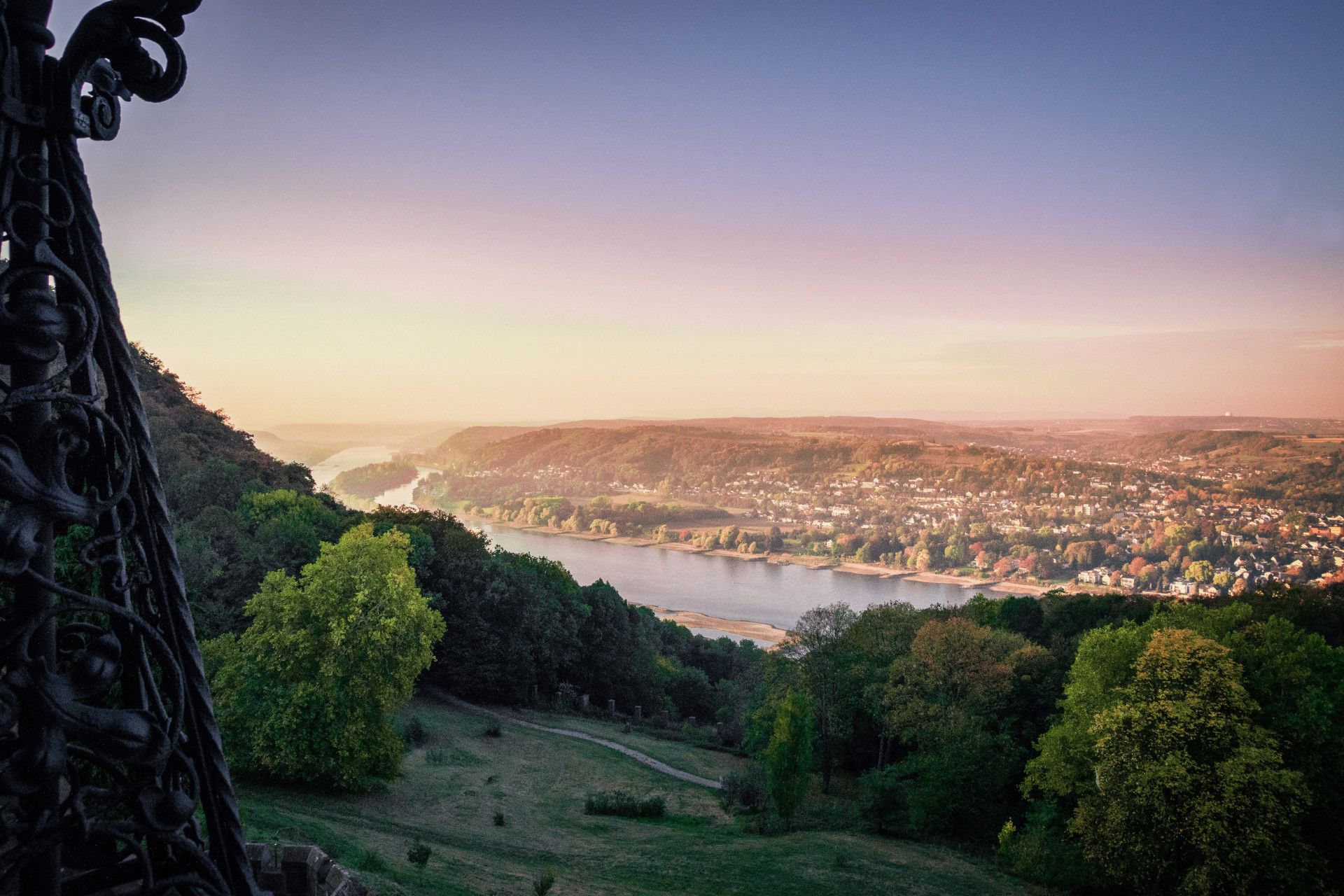 Het uitzicht vanaf kasteel Drachenburg op de Rijn