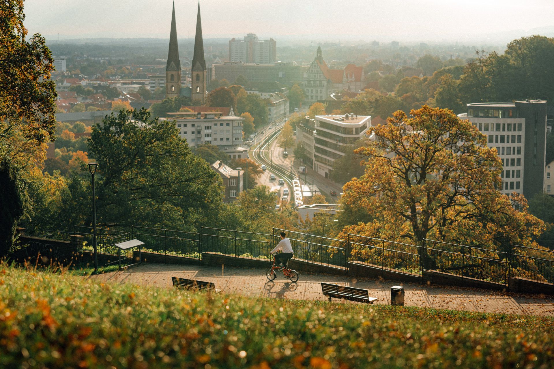 Een blik op de Neustädter Marienkirche vanaf het uitkijkpunt Johannesberg in Bielefeld