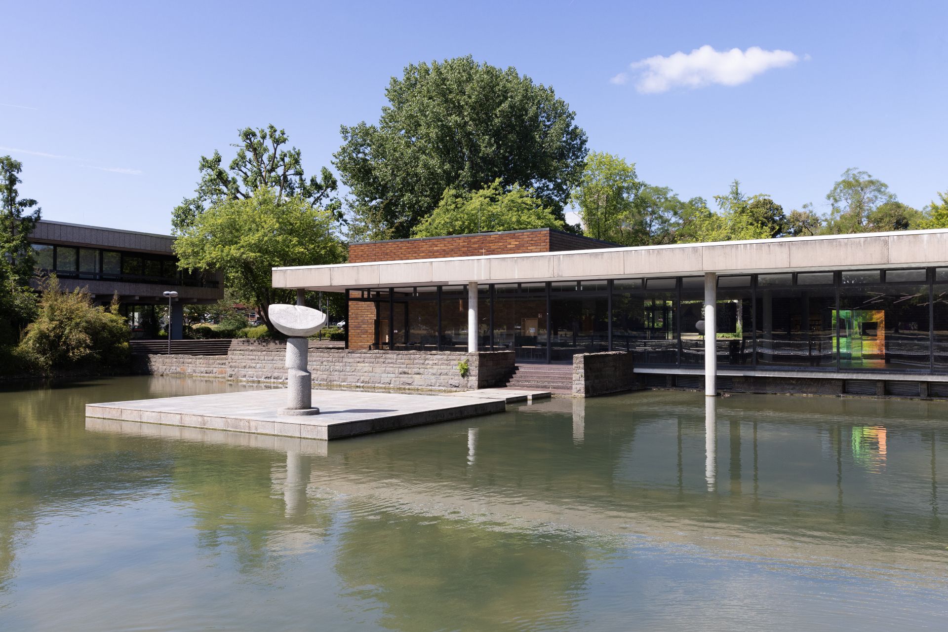 Het monumentale museumgebouw van het Museum voor Oost-Aziatische Kunst combineert de helderheid van het modernisme met traditionele elementen uit de Japanse architectuur