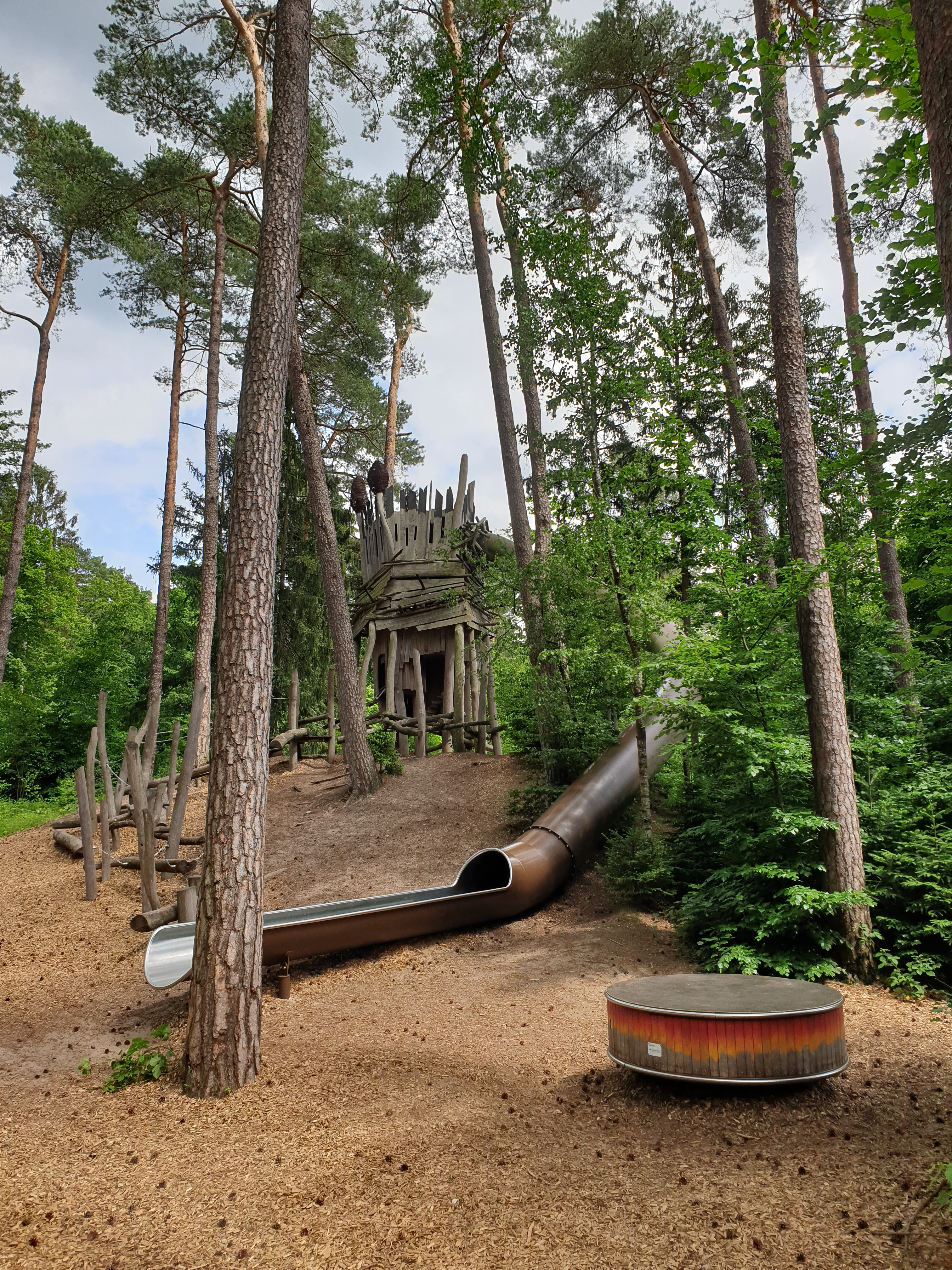 De Trollenburg is een van de attracties voor kinderen in het Bad Lippspringe Garden Show Park. Het heeft een acht meter lange buisglijbaan met een roestig uiterlijk.