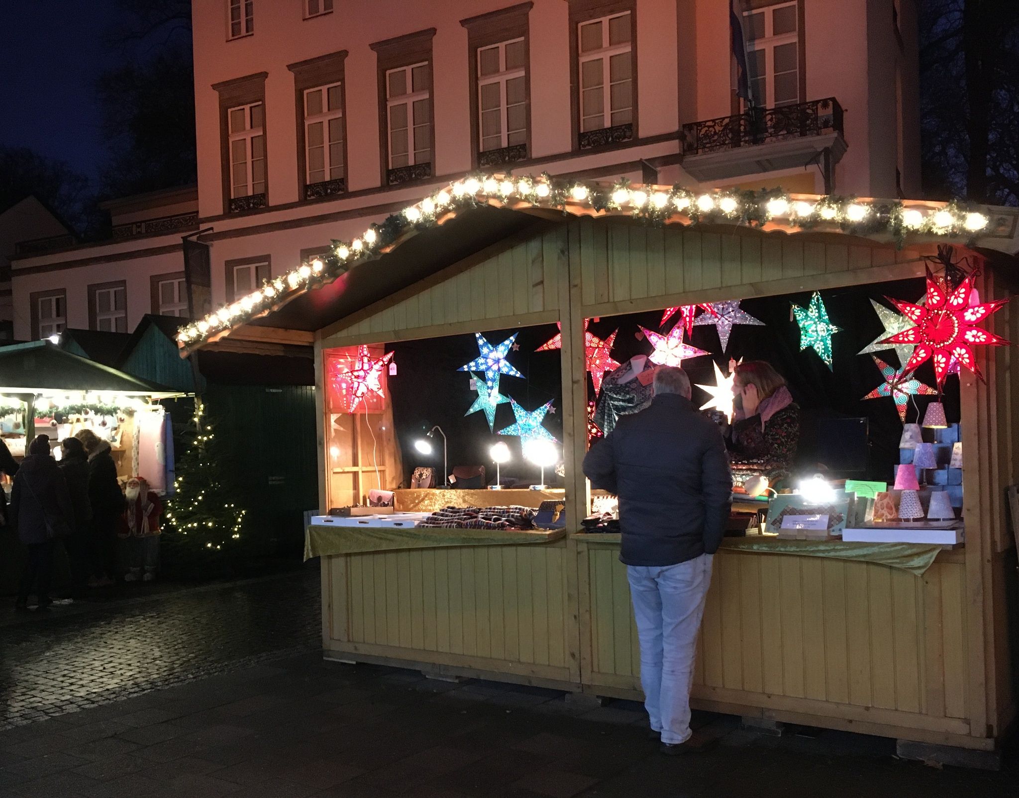 Een kerstmarktkraam in Kleve met stralende sterren.