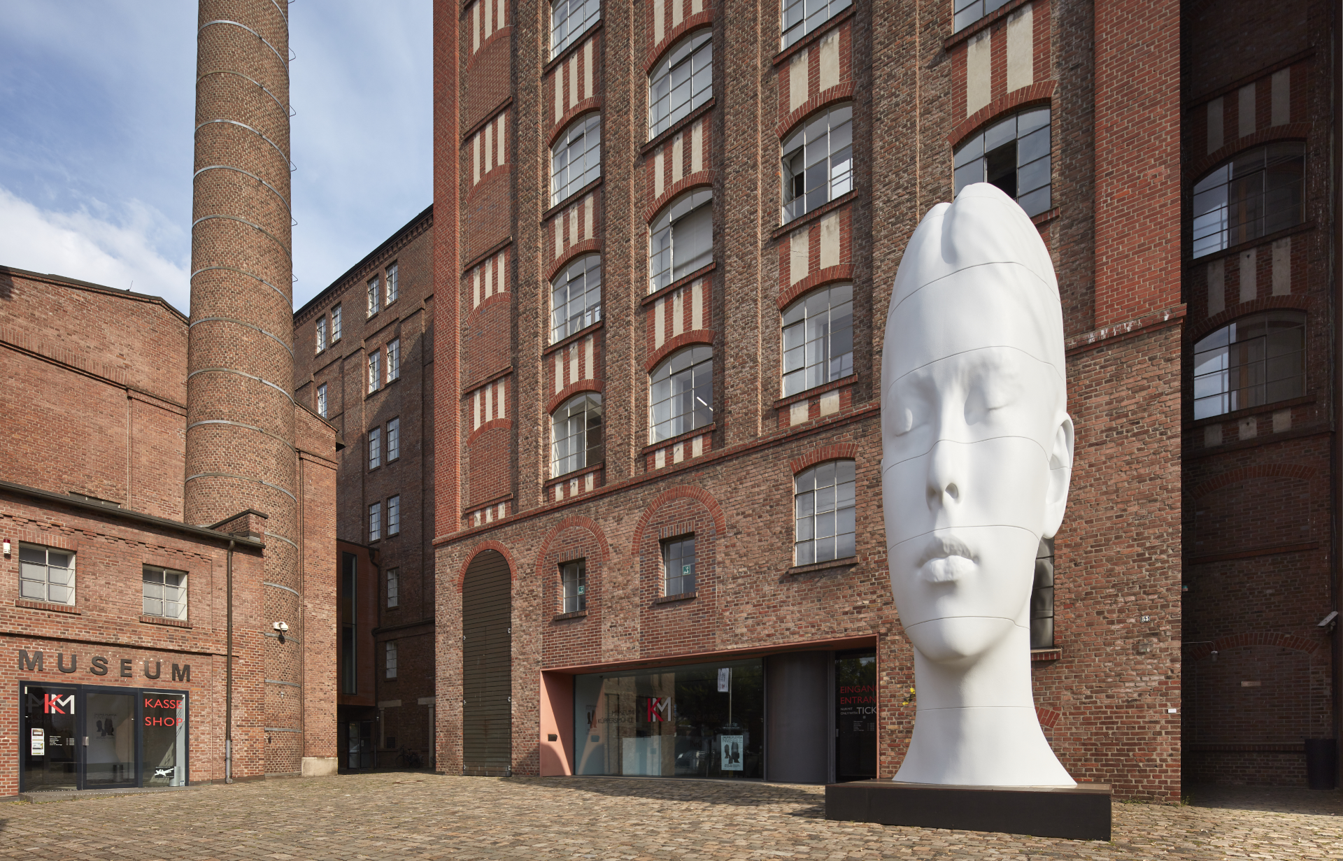 Het monumentale beeldhouwwerk „Flora“ bij de ingang van het museum Küppersmühle wekt de nieuwsgierigheid naar de tentoonstelling