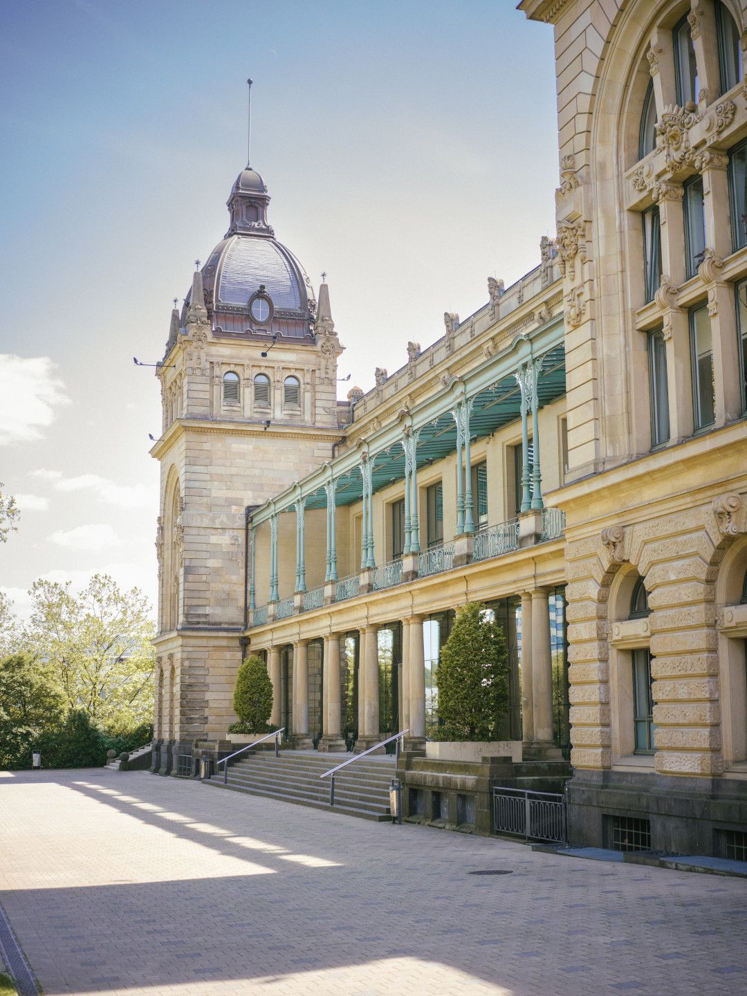 Zicht op de tuinzaal van de Historische Stadthalle