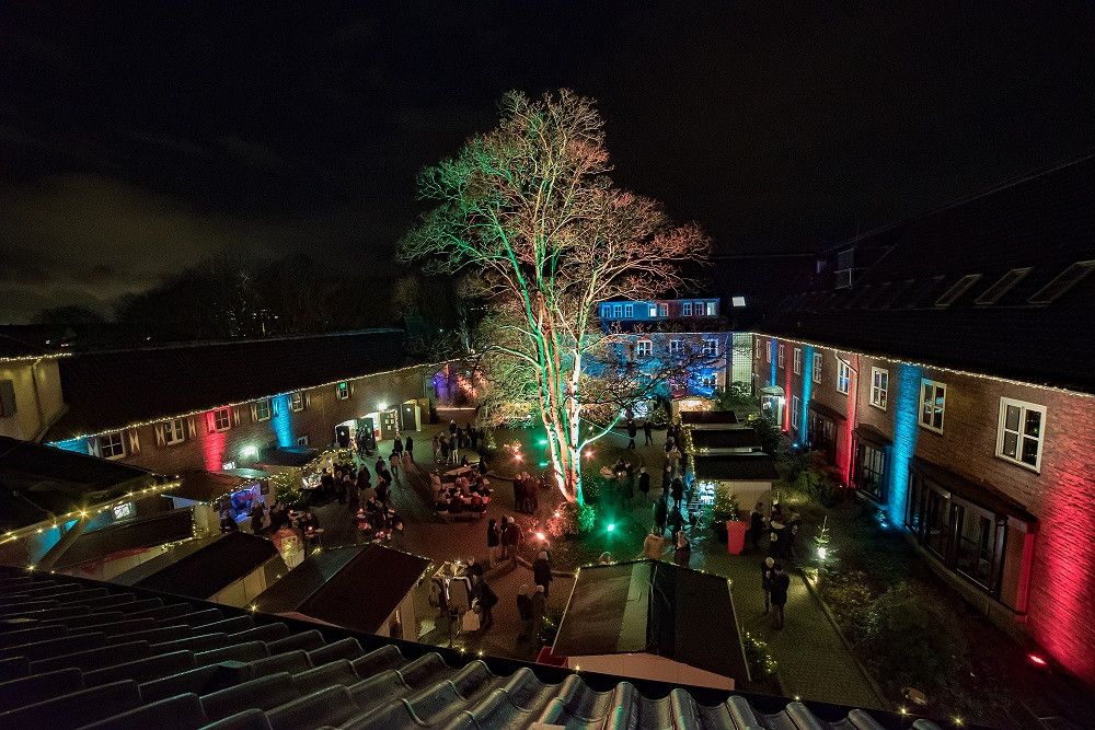 Op adventsavonden schijnt de binnenplaats van het kasteel in een heel bijzonder feestelijk licht.