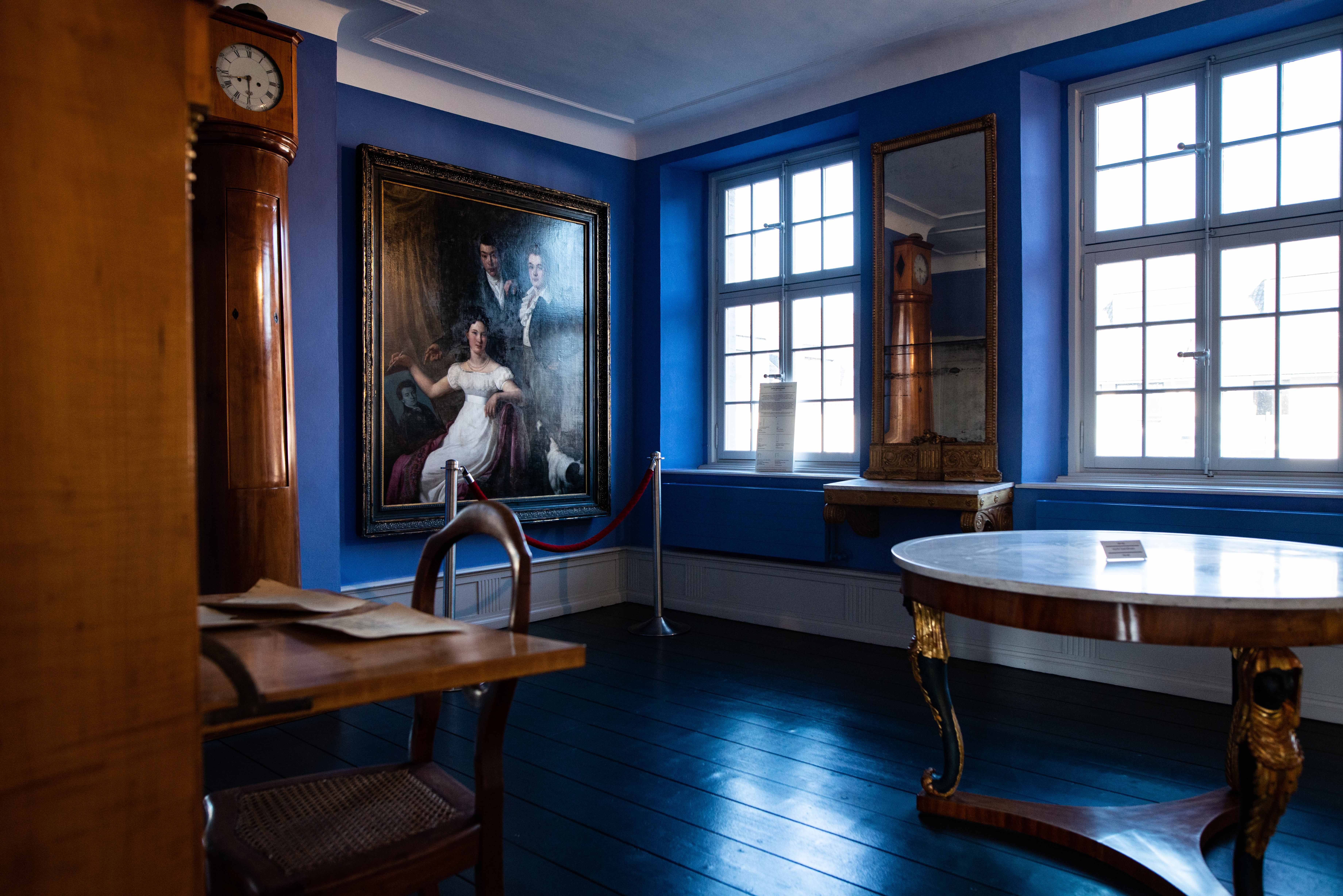 De blauwe salon in het landhuis Cromford maakt vandaag de dag nog steeds indruk met zijn originele interieur