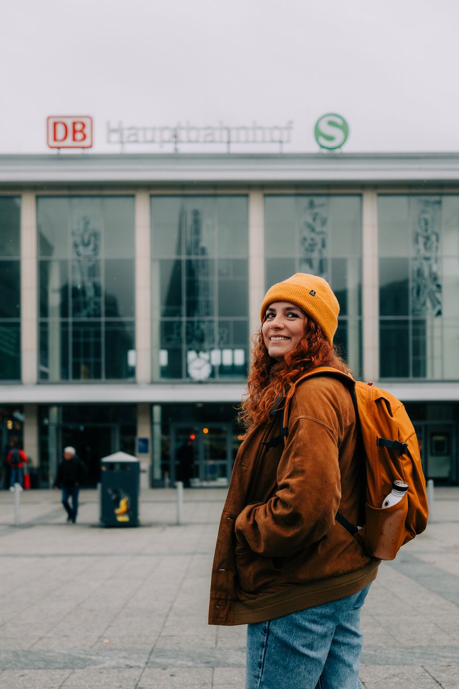 Ruhr Tourismus GmbH, Frau am Bahnhof in Dortmund