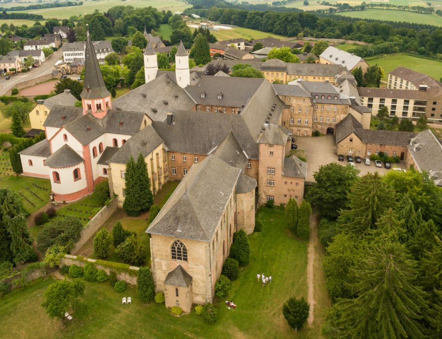 Klooster Steinfeld, genesteld in het groene landschap van de Eifel, vanuit vogelperspectief