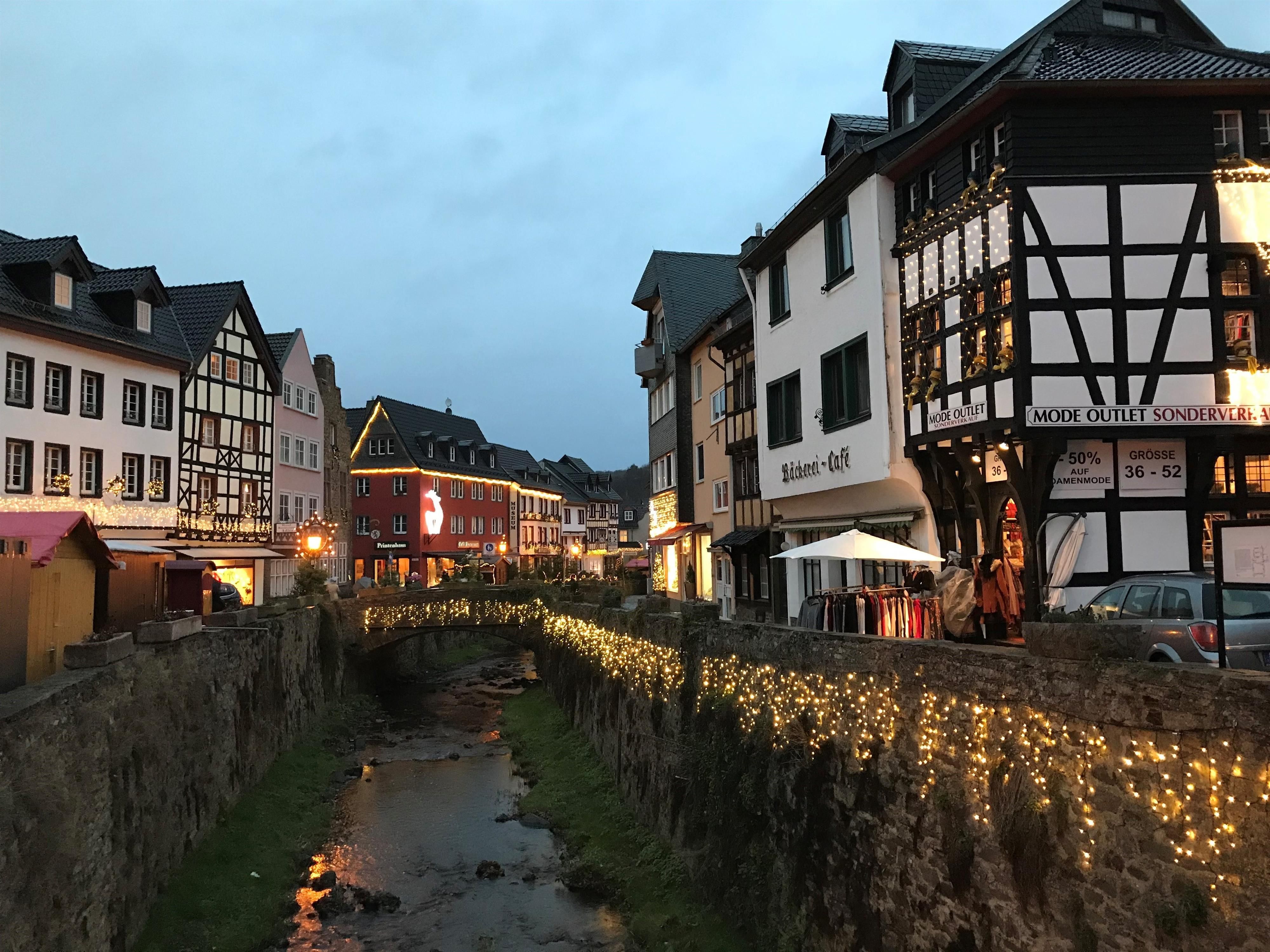 De historische oude binnenstad van Bad Münstereifel in de schittering van de lichtjes