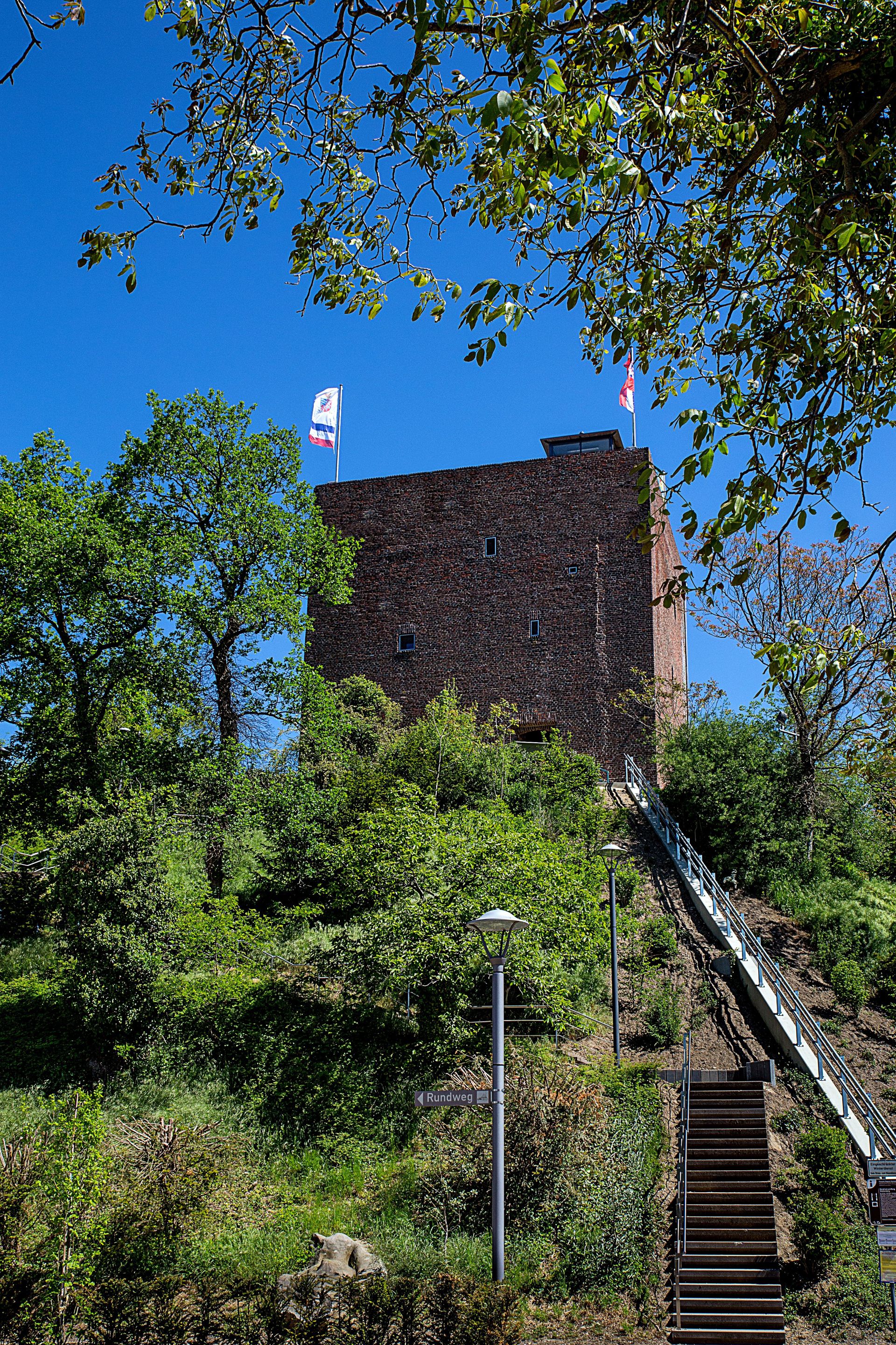 De donjon in het Wassenbergtuinpark doet dienst als uitkijk- en expositietoren