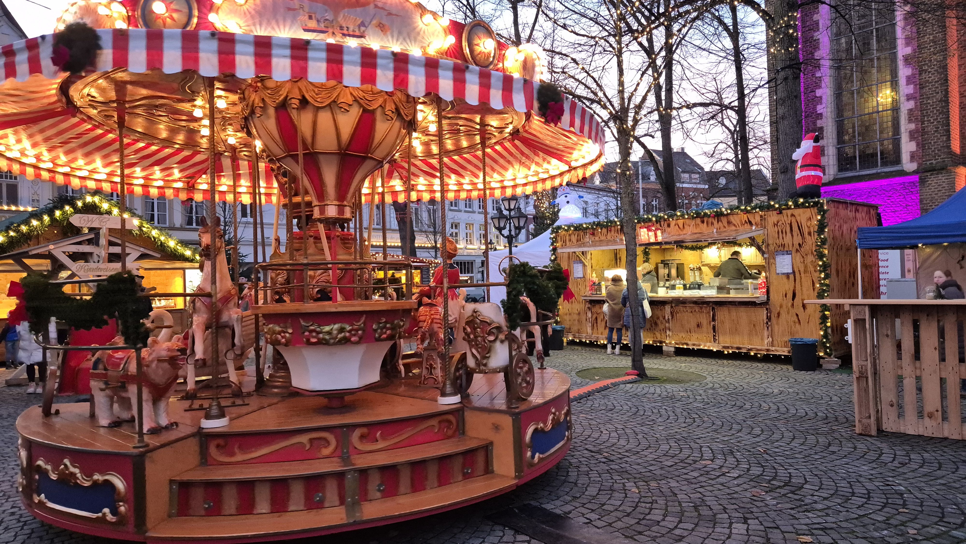 Een verlichte draaimolen met paarden vind je op de kerststalmarkt in Kevelaer.