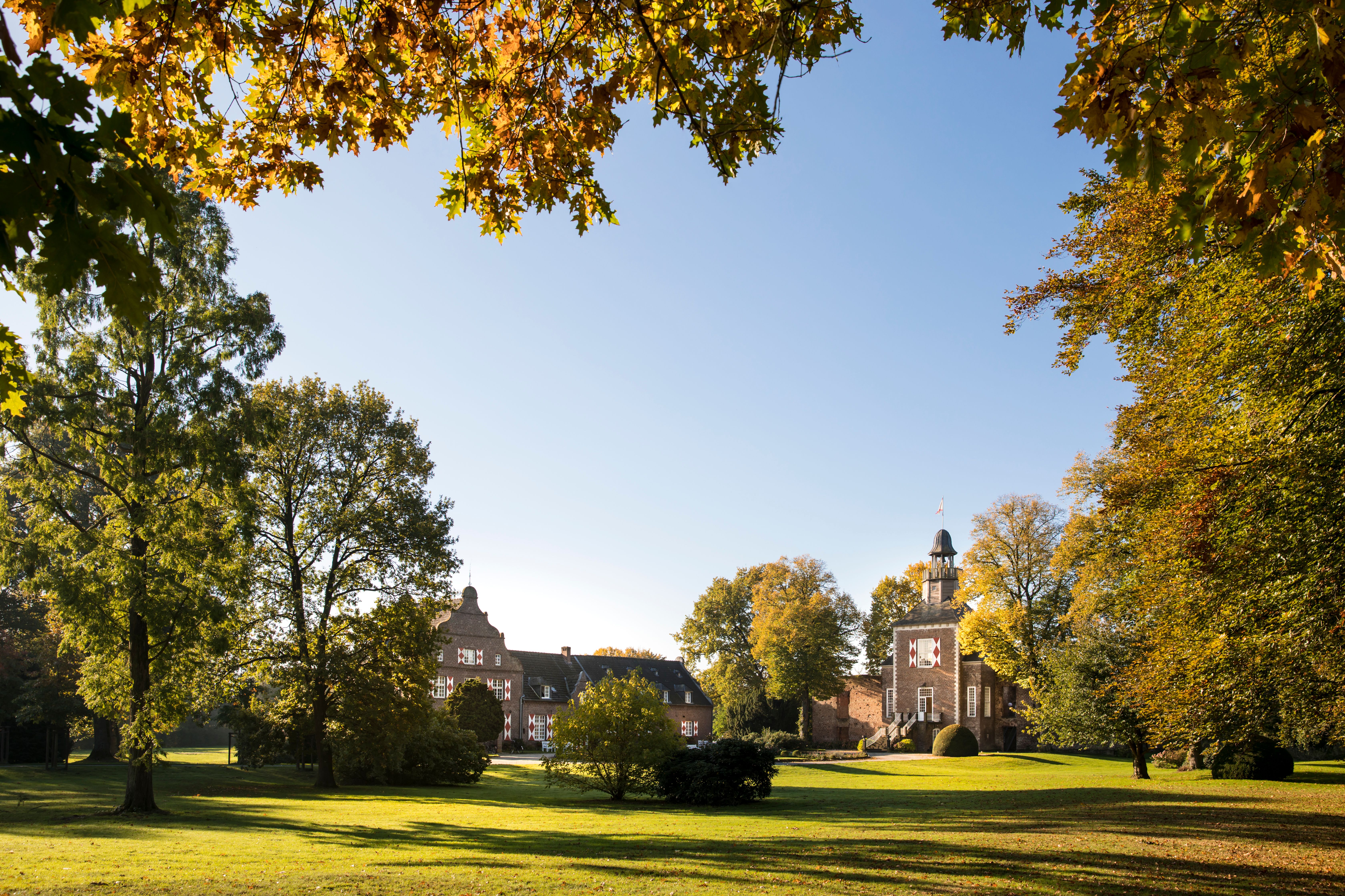 Het uitgestrekte park van kasteel Hertefeld bestaat uit een Engels en een Frans deel