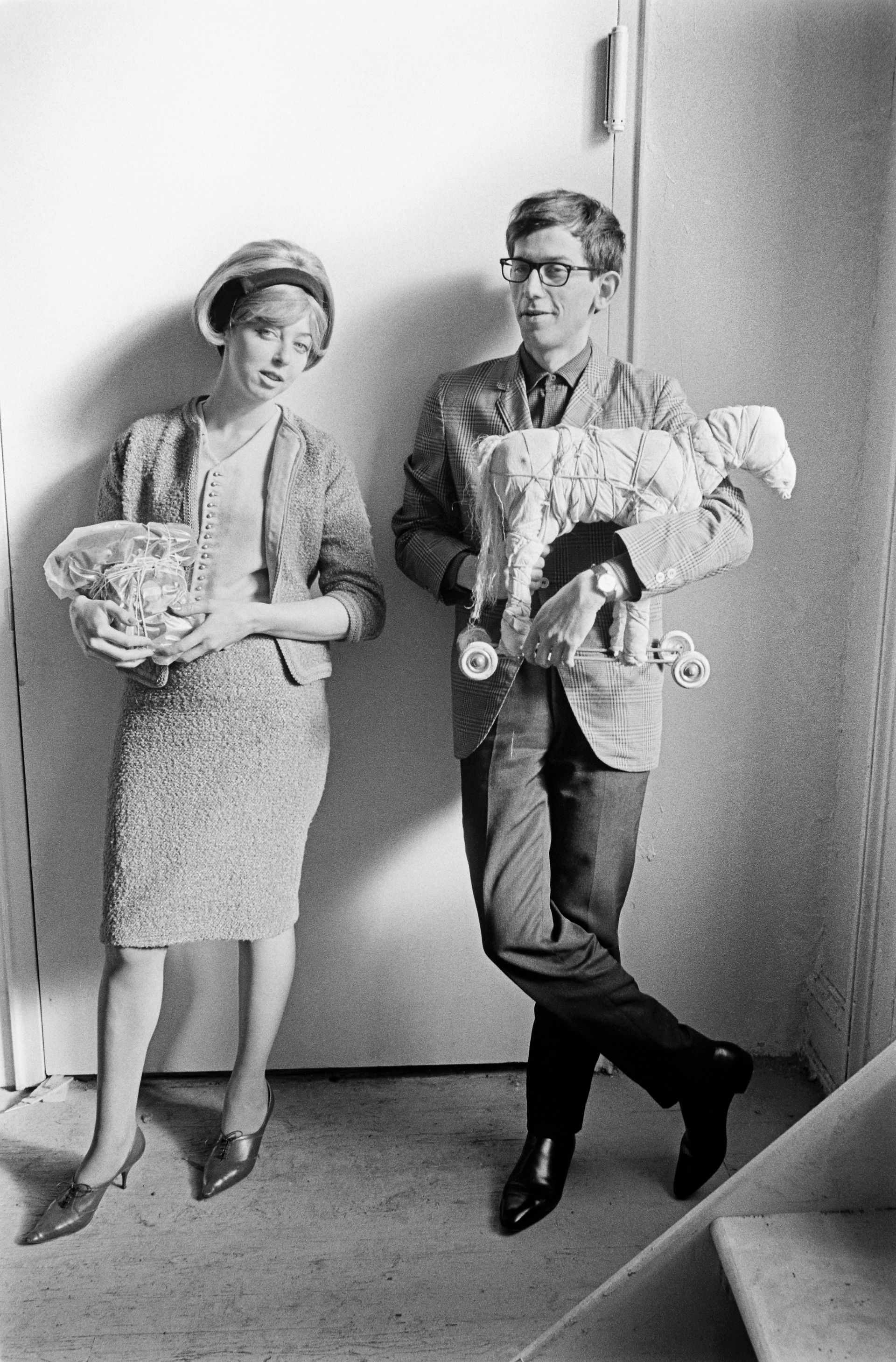Christo en Jeanne-Claude met de ingepakte telefoon (1964) en het ingepakte speelgoedpaard (1963), New York City, 1965
