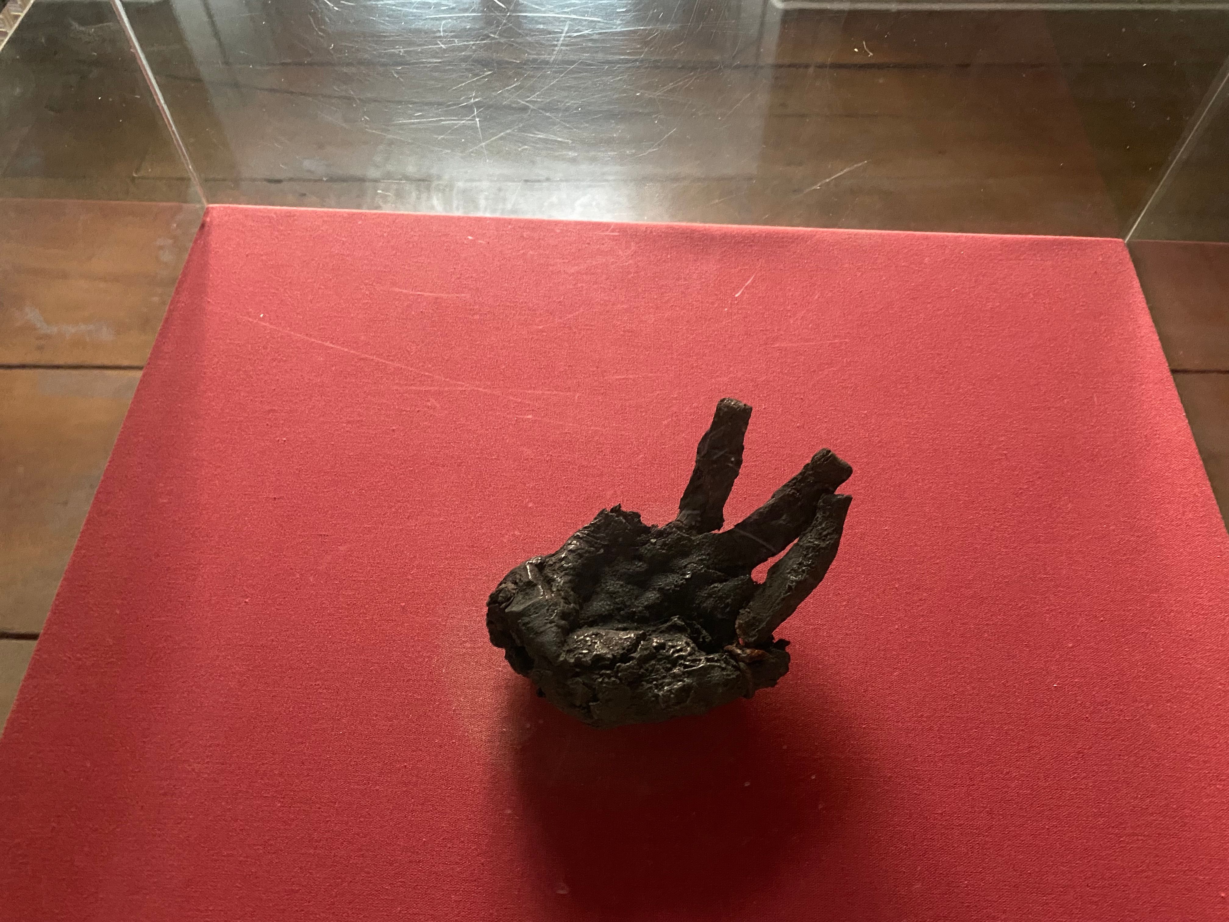 Gemummificeerde "Zwarte Hand" ligt in vitrine op kasteel Hohenlimburg