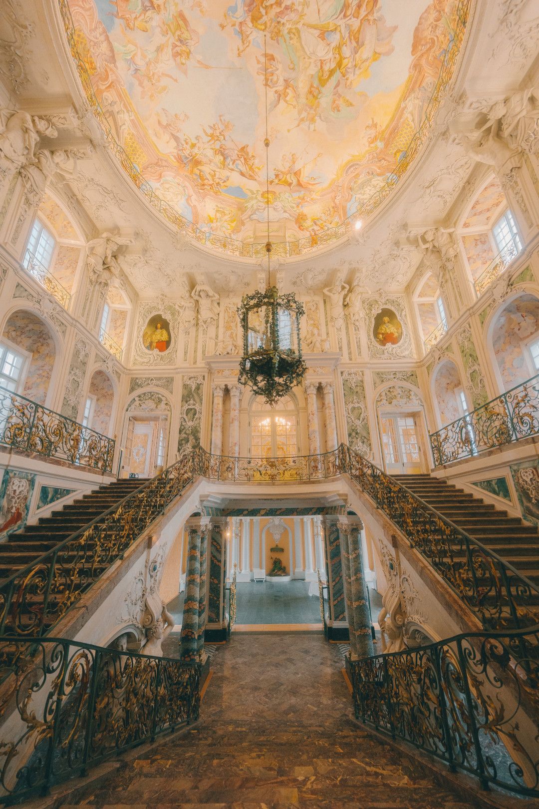 De prachtige trap van paleis Augustusburg in Brühl maakt indruk met goud en marmer