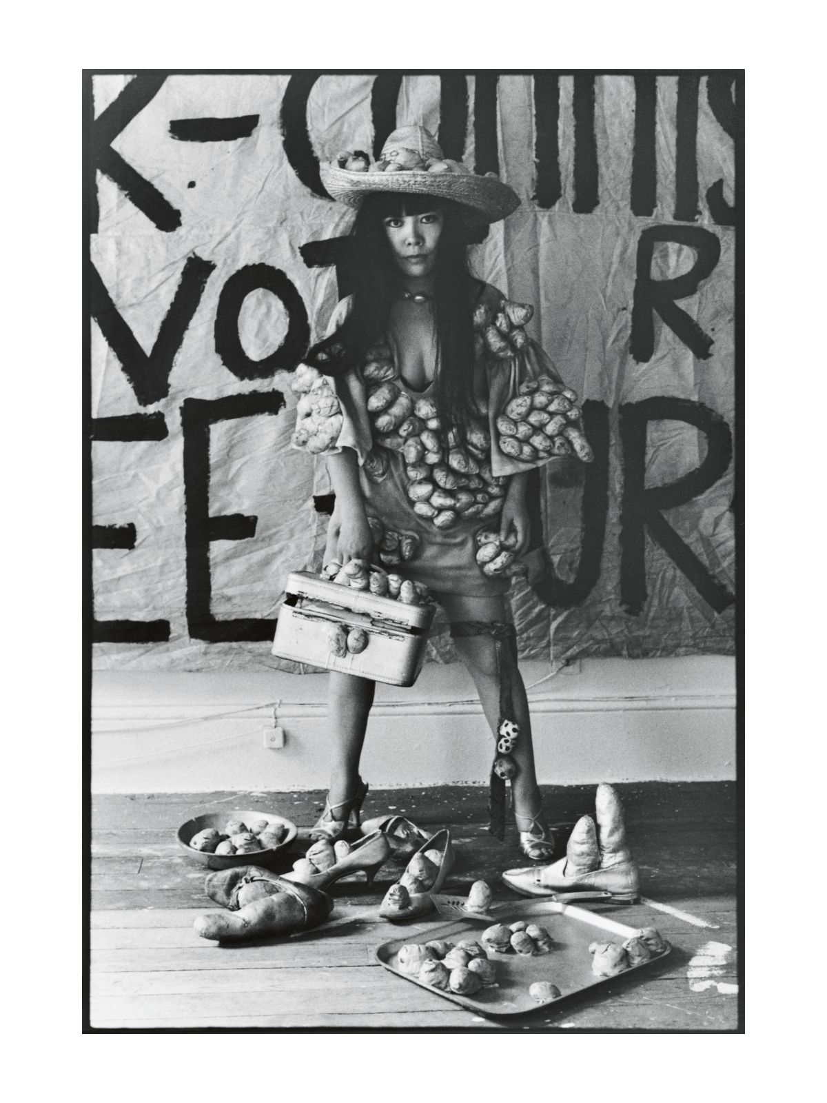 Yayoi Kusama poseert in Untitled (Dress) met haar fallische sculpturen in haar studio in New York, 1971, foto: Tom Haar