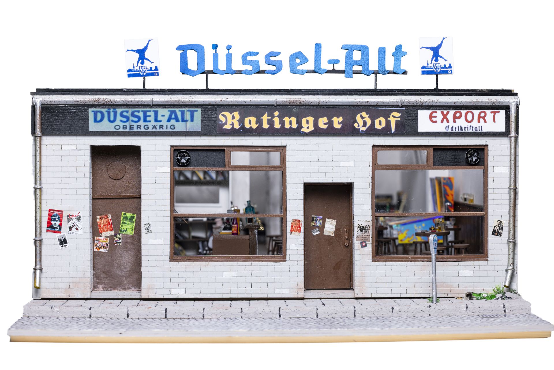 De kunstenaar Jürgen Weber heeft de legendarische Ratinger Hof nagebouwd als een tot in de kleinste details getrouwe miniatuurmodel