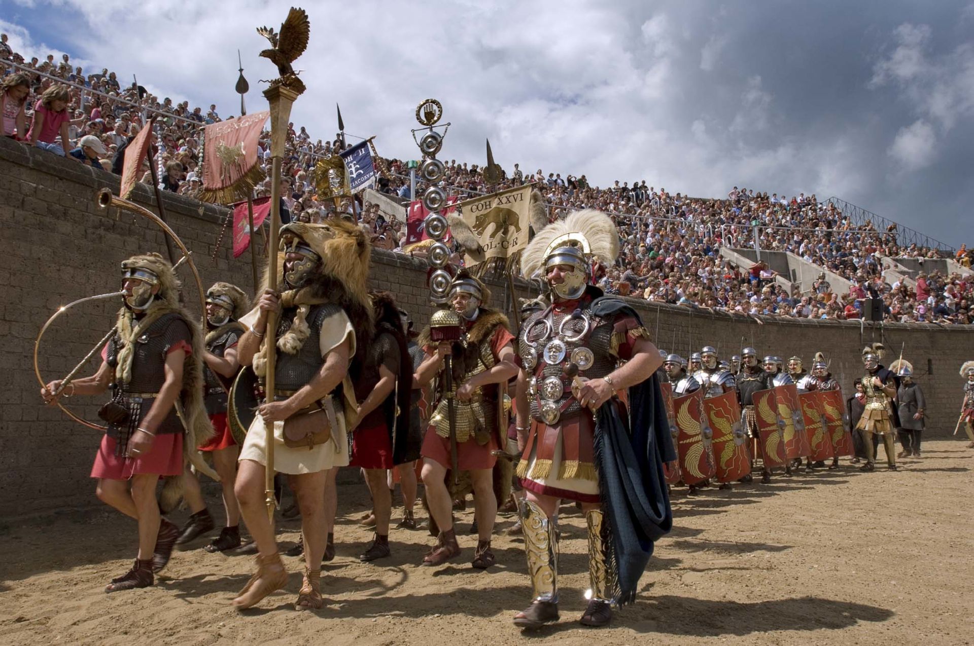 De legionairs nemen hun posities in de arena in