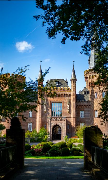Tourismus NRW e.V., Vooraanzicht van kasteel Moyland bij Bedburg-Hau
