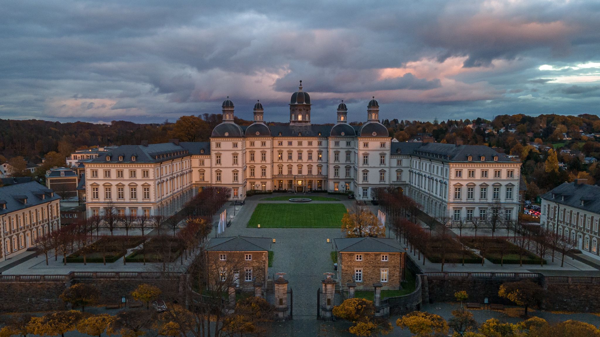 Drone-opname van het Althoff Grandhotel Schloss Bensberg in Bergisch Gladbach