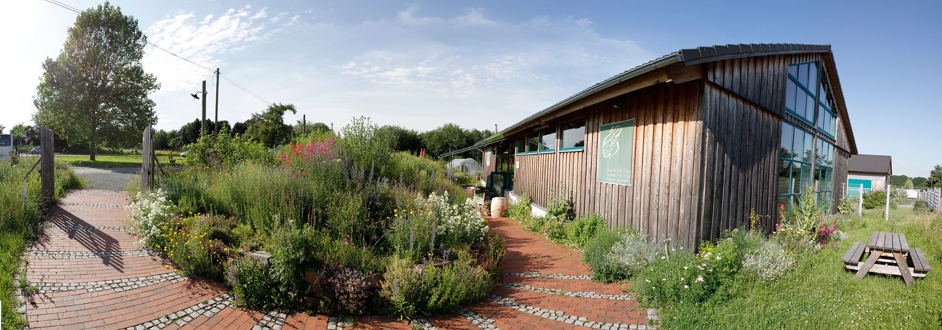 De biologische boerderij Apfelbacher biedt een bezorgservice voor groenteabonnementen, een boerderijwinkel en een grote natuurlijke tuin.
