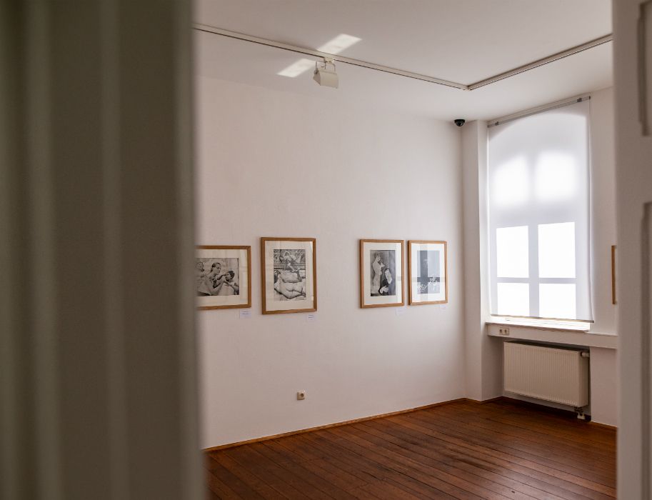 De helder verlichte ruimtes in de fotografieforums zijn ideaal voor het presenteren van foto's