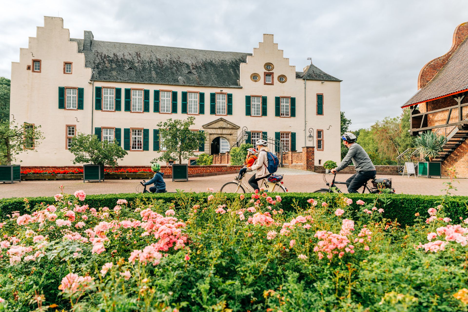 De imposante, helder witgekalkte hoofdburcht vormt het middelpunt van Kasteel Heimerzheim