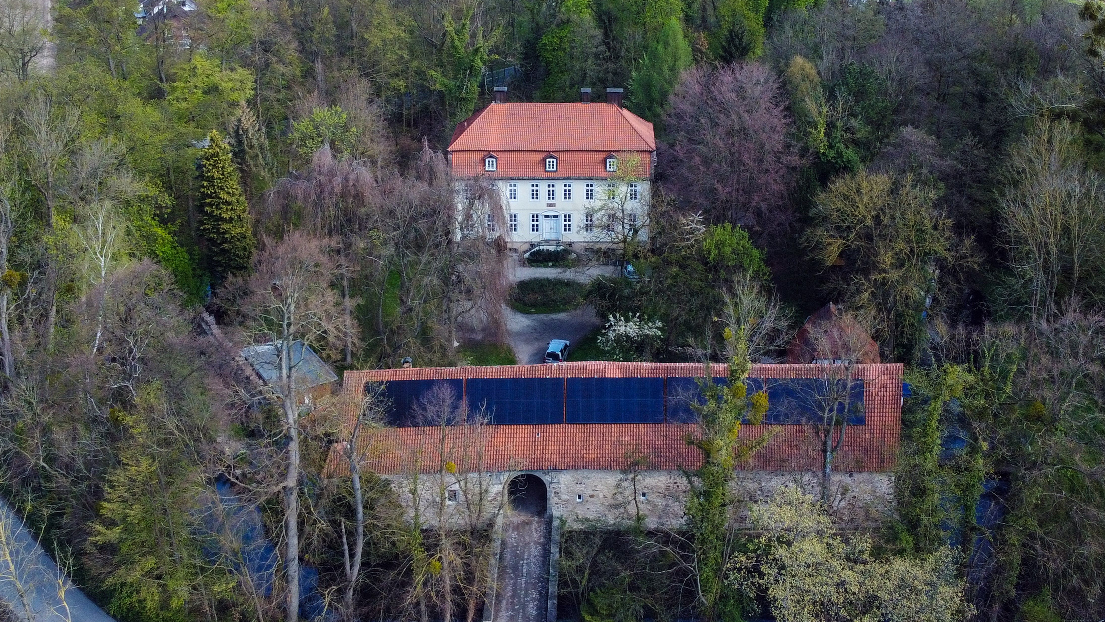 Schloss Reelkirchen im Kreis Lippe ist zugleich Künstlerhaus, Residenzort und Denkmal