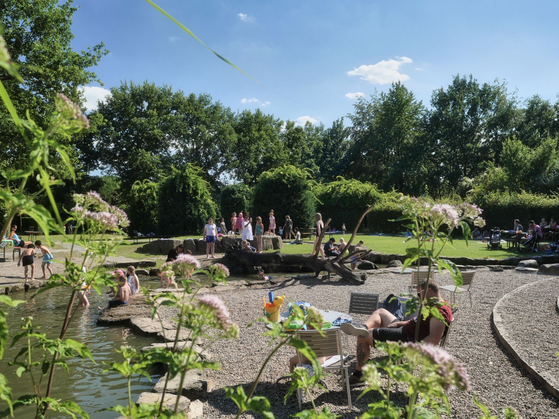 Spelen wordt nadrukkelijk aangemoedigd in de Spielerei. De attractie in het park Flora-Westfalica is vooral populair bij gezinnen met kinderen.