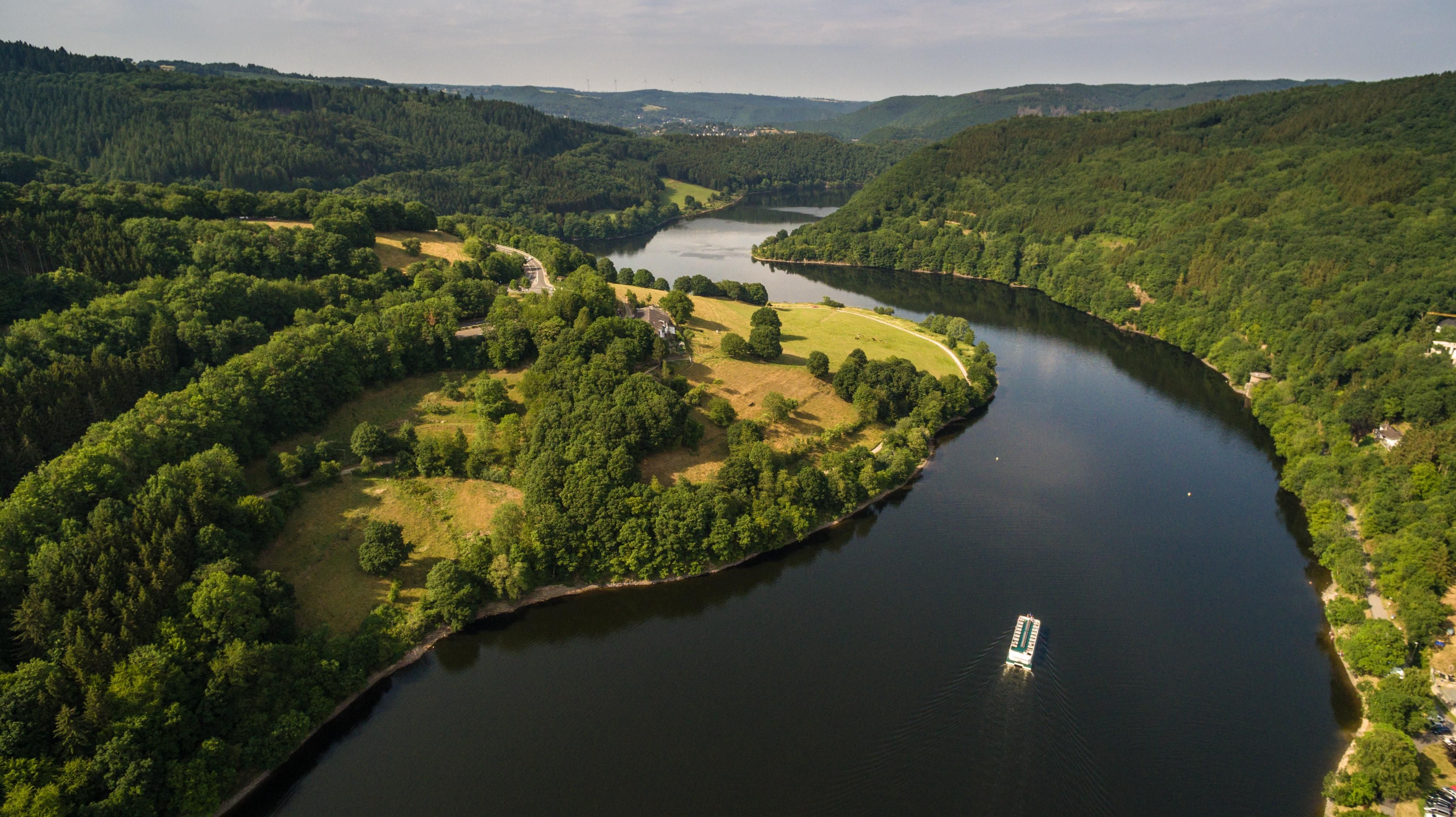 Uitzicht op het Nationaal Park Eifel met de Obersee