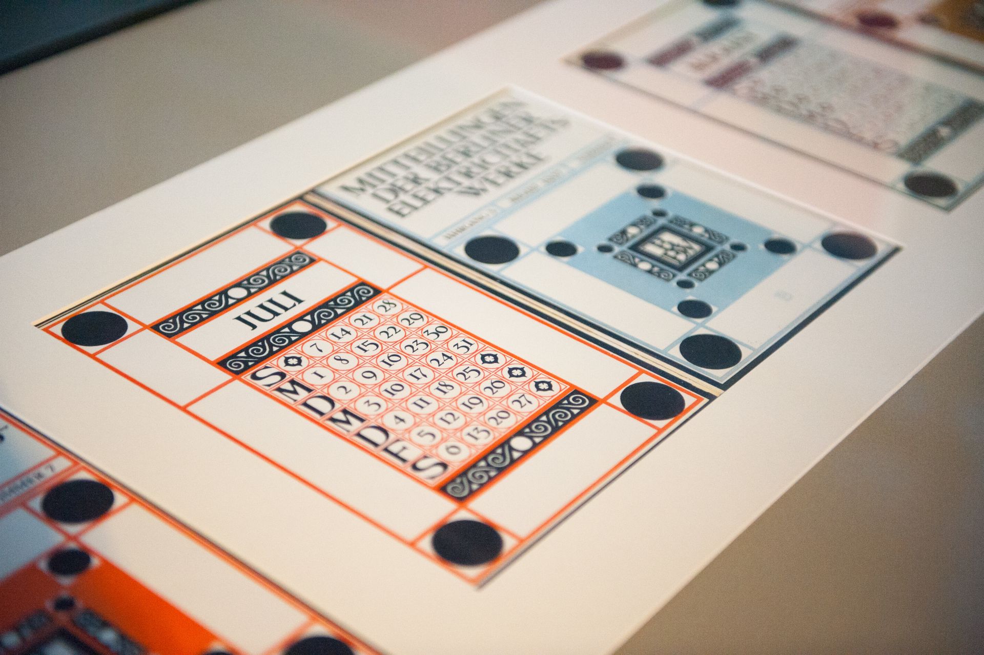 Tentoonstellingsruimte van het LVR Industriemuseum Peter-Behrens-Bau: Close-up van een artistiek vormgegeven kalender met de maand juli