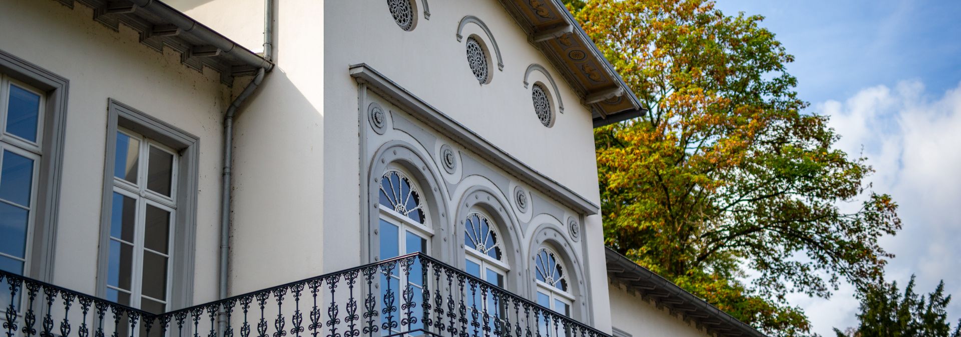 Sinds 1997 doet het driedelige gebouwencomplex van het Museum Kurhaus Kleve, dat dateert uit de 19e eeuw, dienst als museum voor hedendaagse kunst.