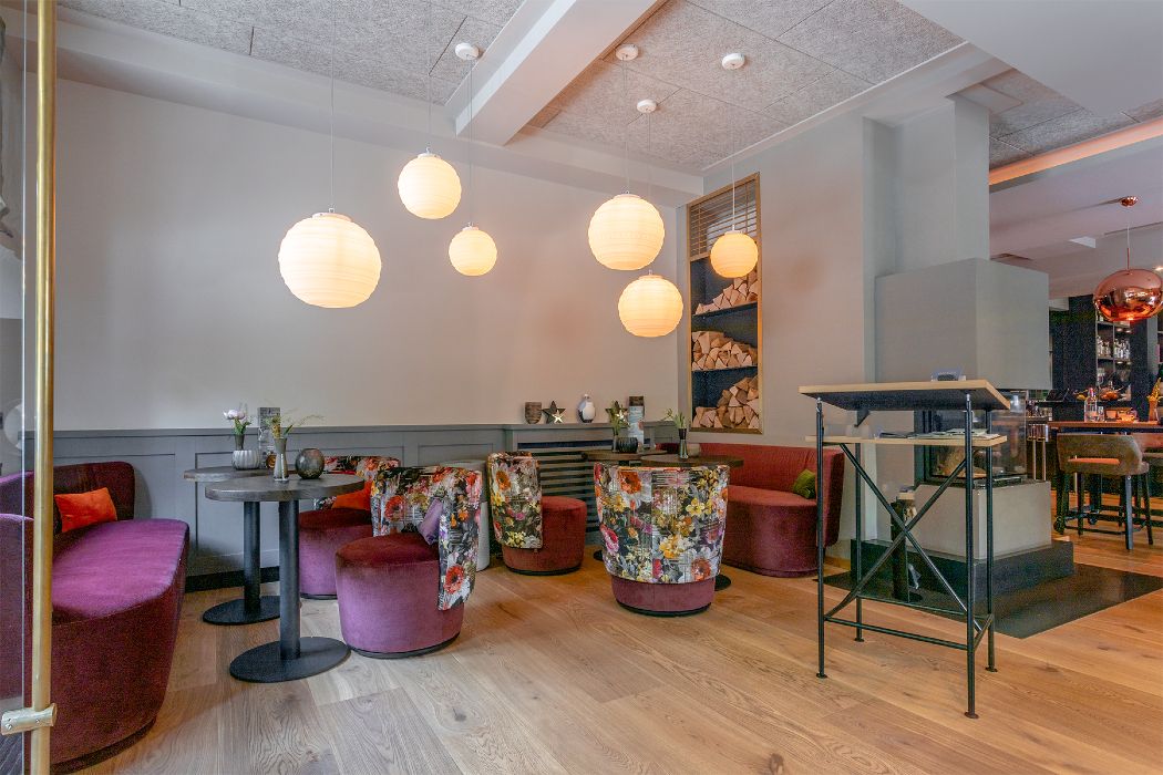 De receptie met een kleine zithoek is uitnodigend. Vanaf hier kom je in het restaurant