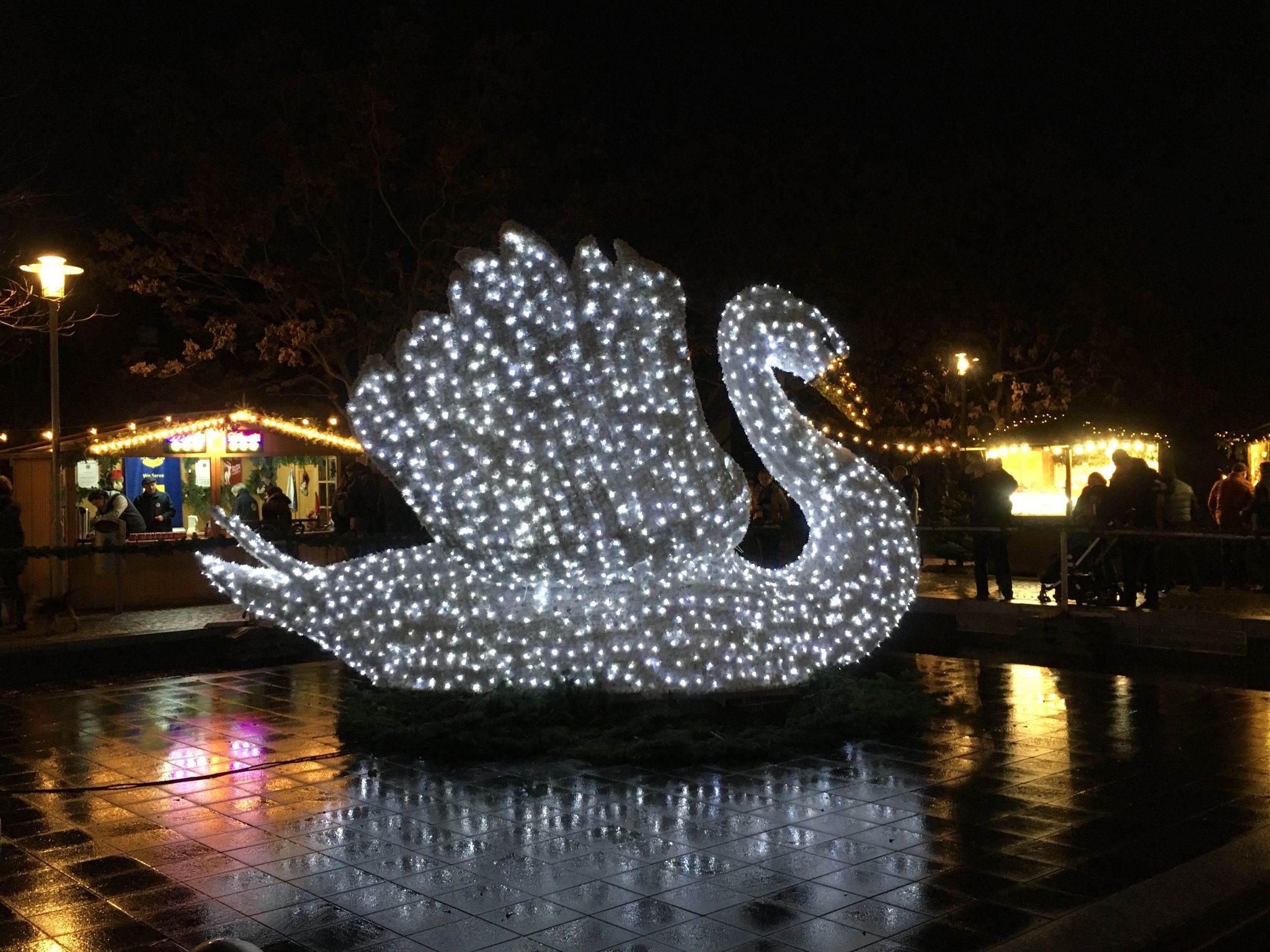Een stralende zwaan van lichtjes op de kerstmarkt van Kleve.