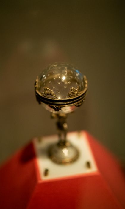 Atlas draagt het hemelgewelf met de tekens van de dierenriem. Werk van een onbekende kunstenaar in Wenen, ca. 1870, tentoongesteld in Kasteel Brake