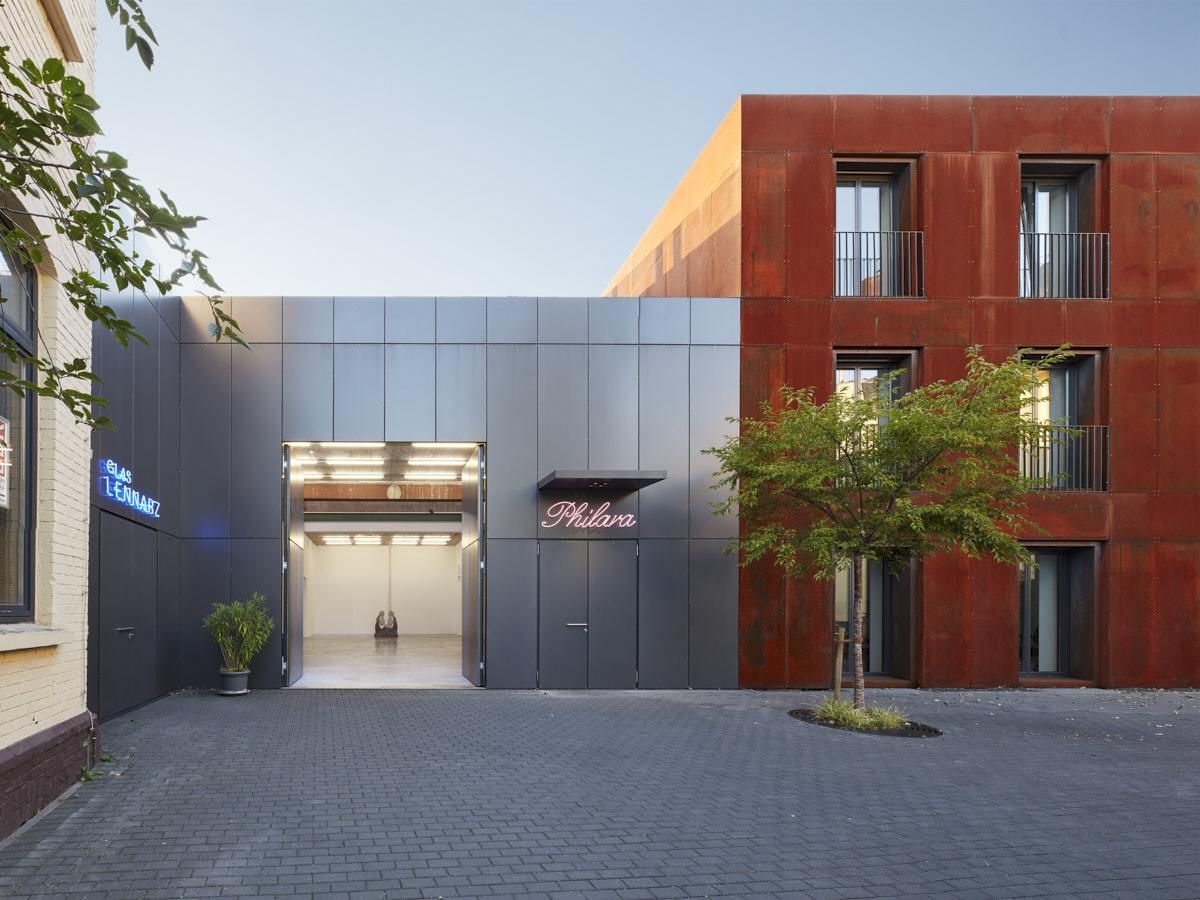 Het gebouw waarin de collectie is ondergebracht, heeft een modern ontwerp.