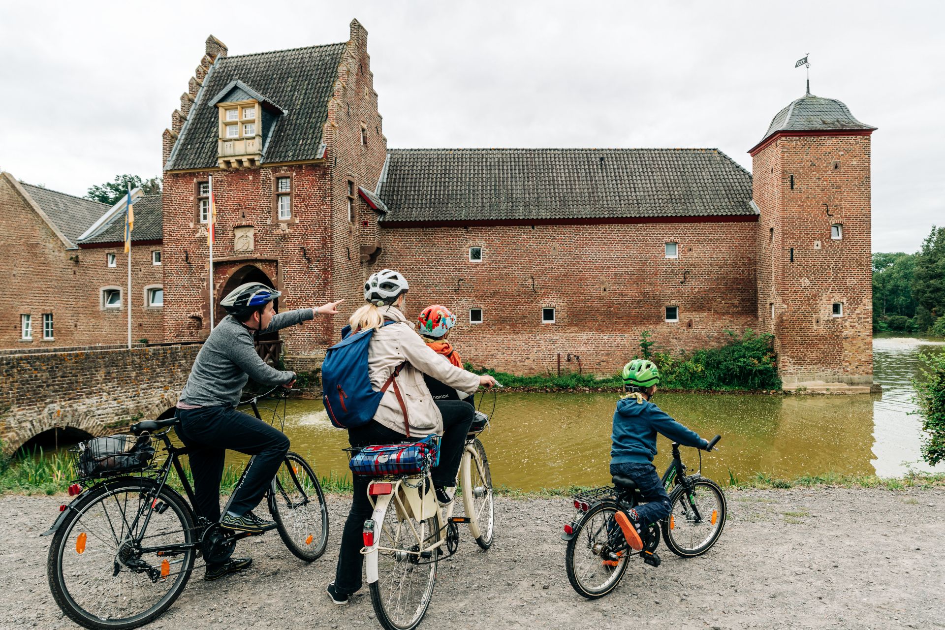 De voorburcht van kasteel Heimerzheim springt in het oog van reizigers als een gebouw van rode baksteen