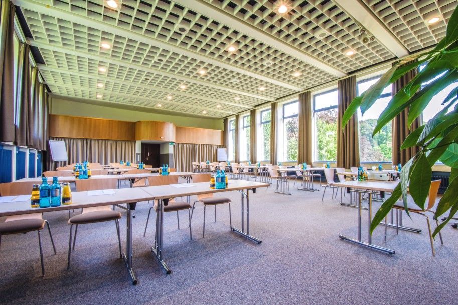 Seminarzaaltafels JUFA Hotel Koenigswinter Bonn