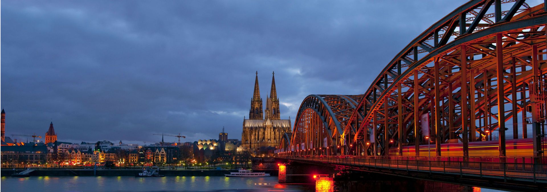 Vanaf het uitkijkpunt van de Hohenzollernbrücke heb je een perfect uitzicht op de Dom van Keulen