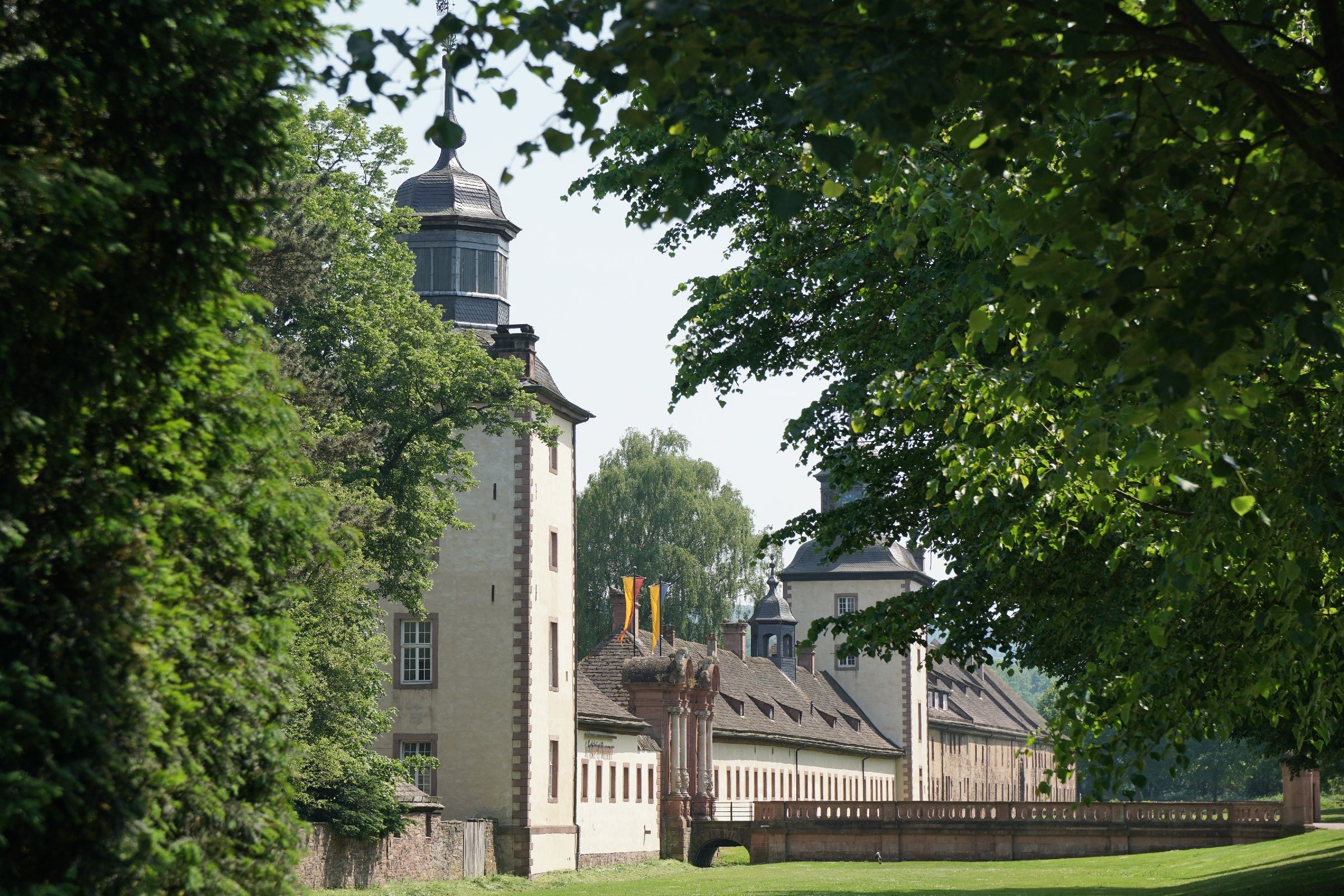 Zijaanzicht van het klooster Corvey in Höxter