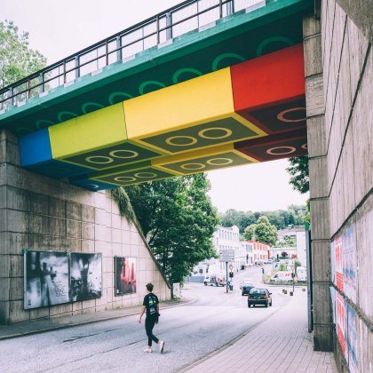 Legobrug in Wuppertal met voetgangers, © Johannes Höhn, Kunstenaars Martin Heuwold
