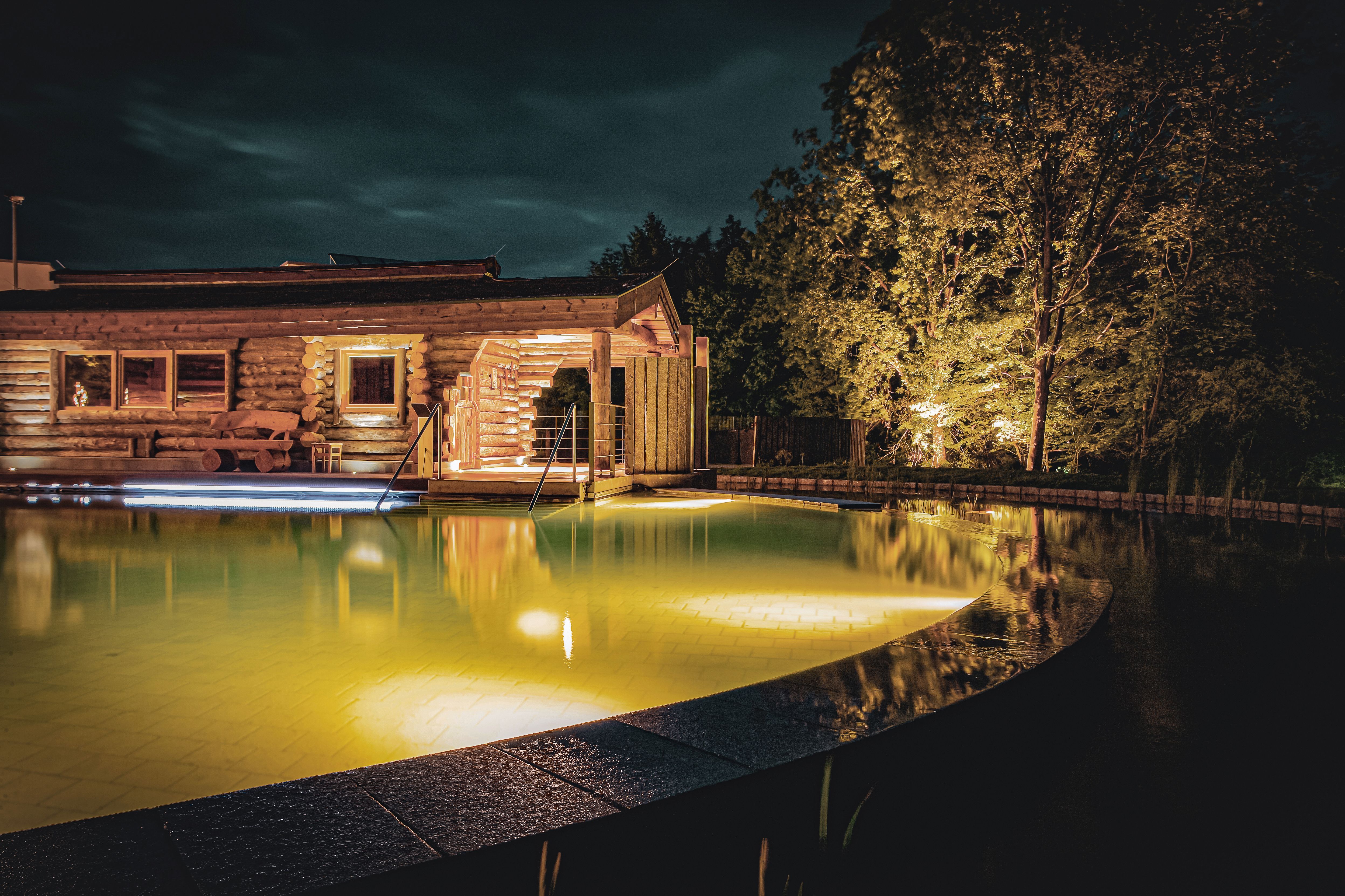 VitaSol-saunalandschap 's avonds