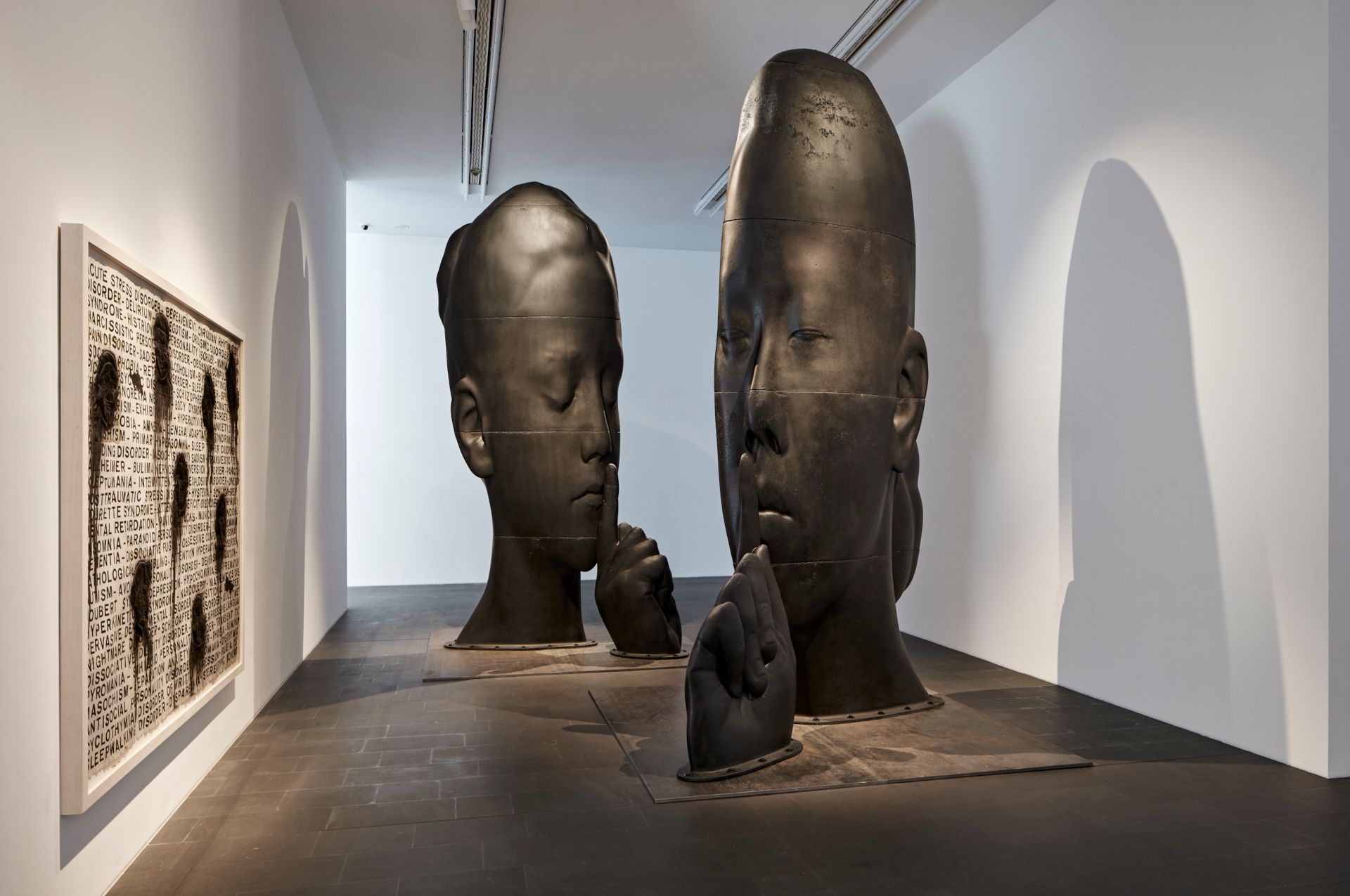 De gietijzeren sculpturen „Silent Mar” en „Silent Carlota” tonen het voor Jaume Plensa kenmerkende gebaar van stilte