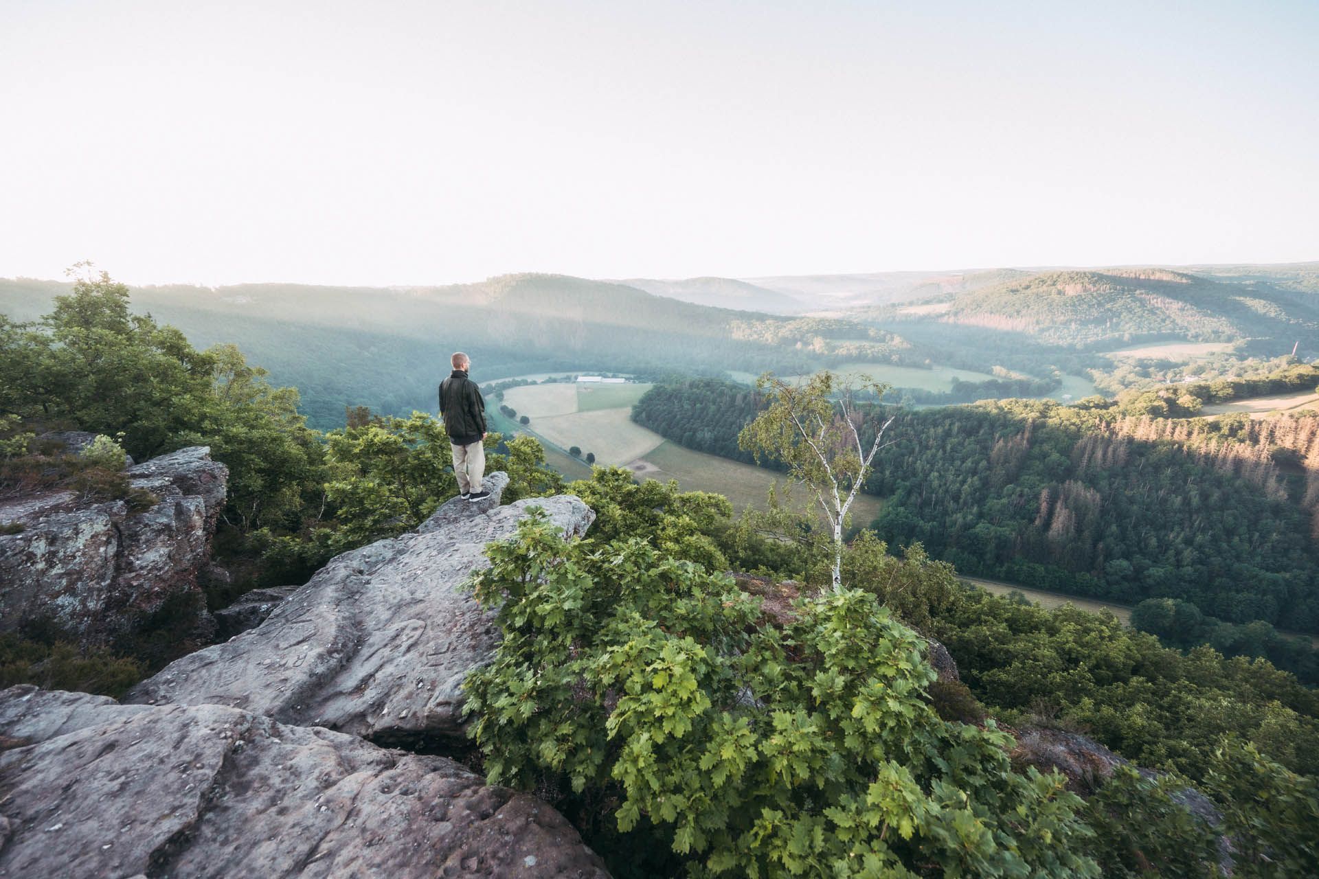 Mens geniet van panoramisch uitzicht vanaf de Eugenienstein in de Eifel