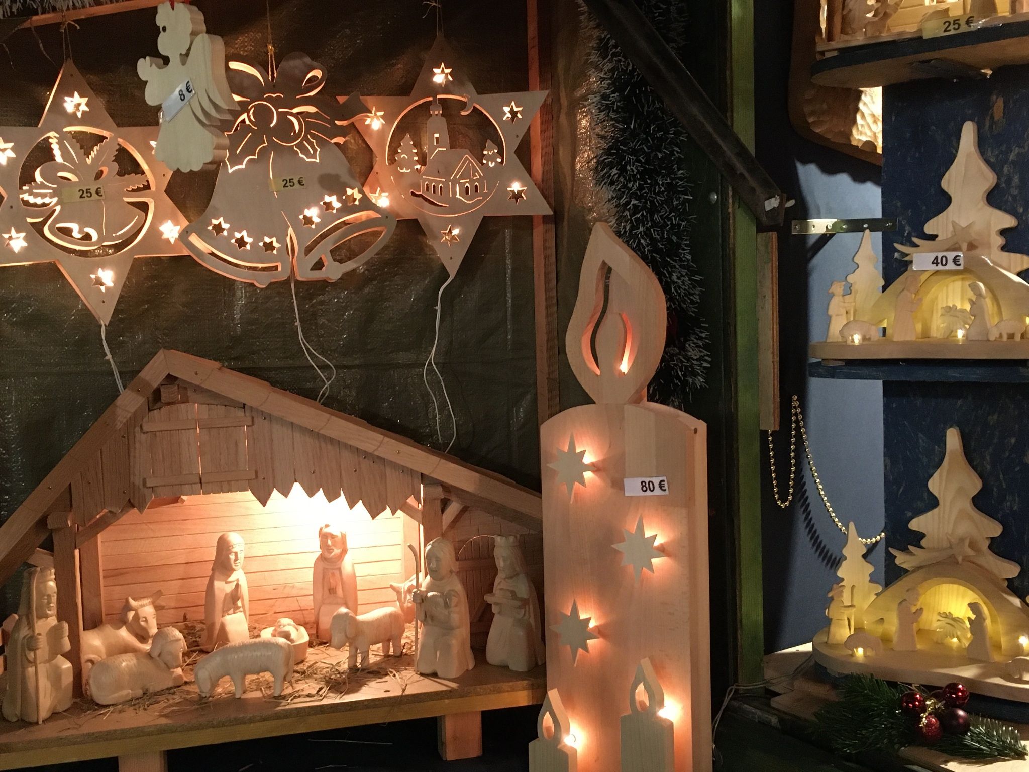 Houtbewerking op een kerstmarktkraam.