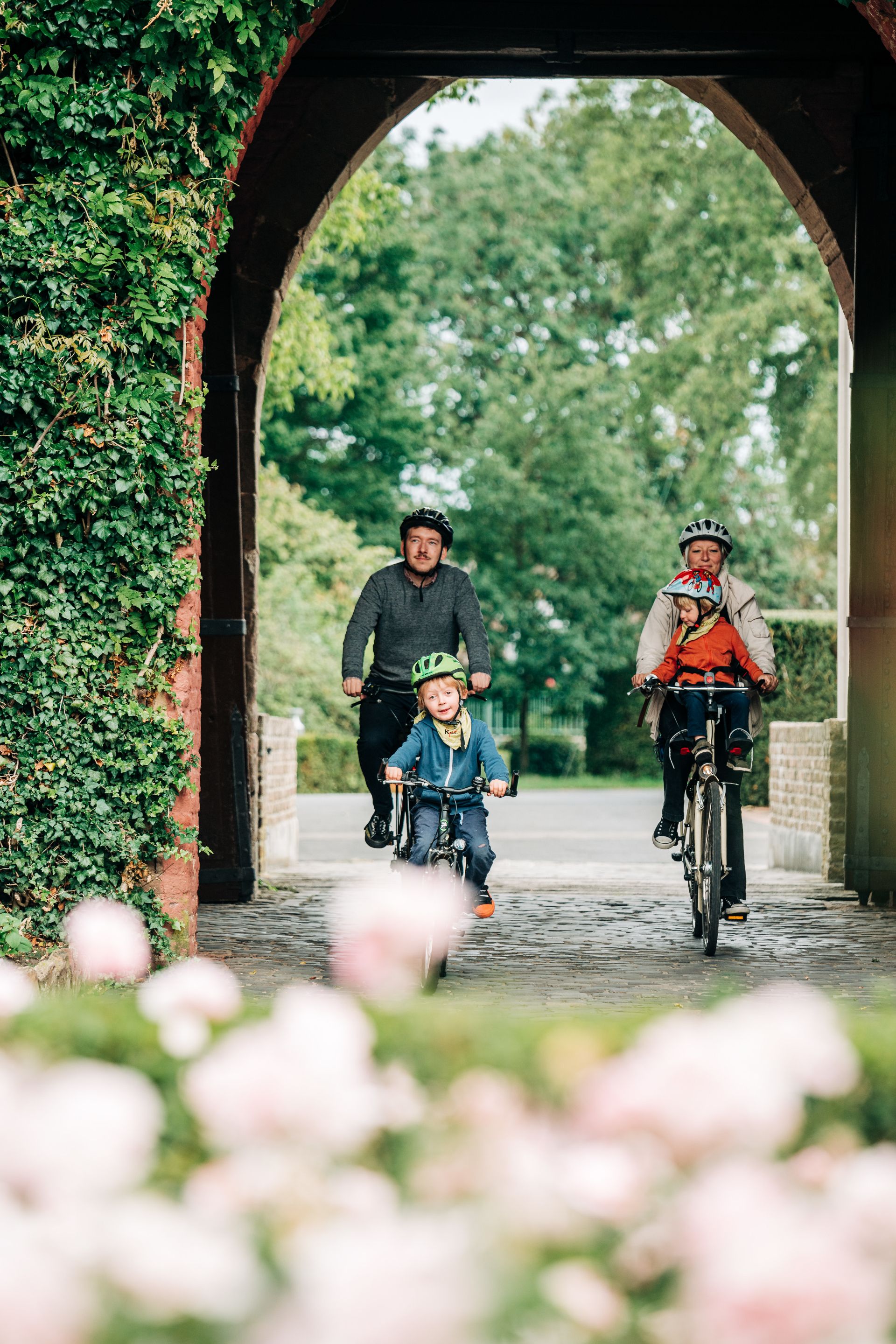 Vanaf kasteel Heimerzheim kunnen fietsers een prachtige fietstocht maken naar andere historische gebouwen in de Eifel.