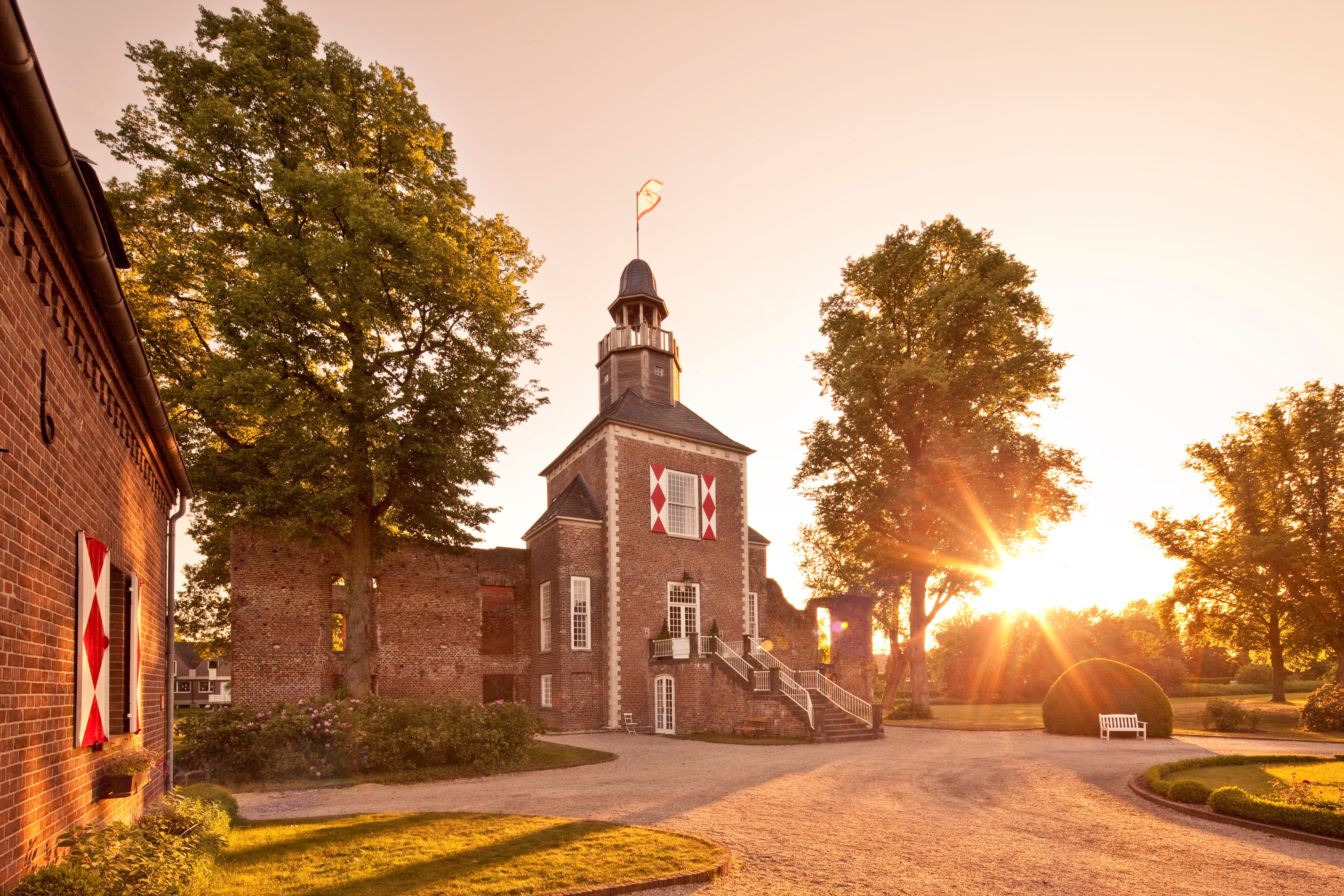 Na de verwoesting in 1945 liet de familie Hertefeld de ruïnes van kasteel Hertefeld gedeeltelijk herbouwen