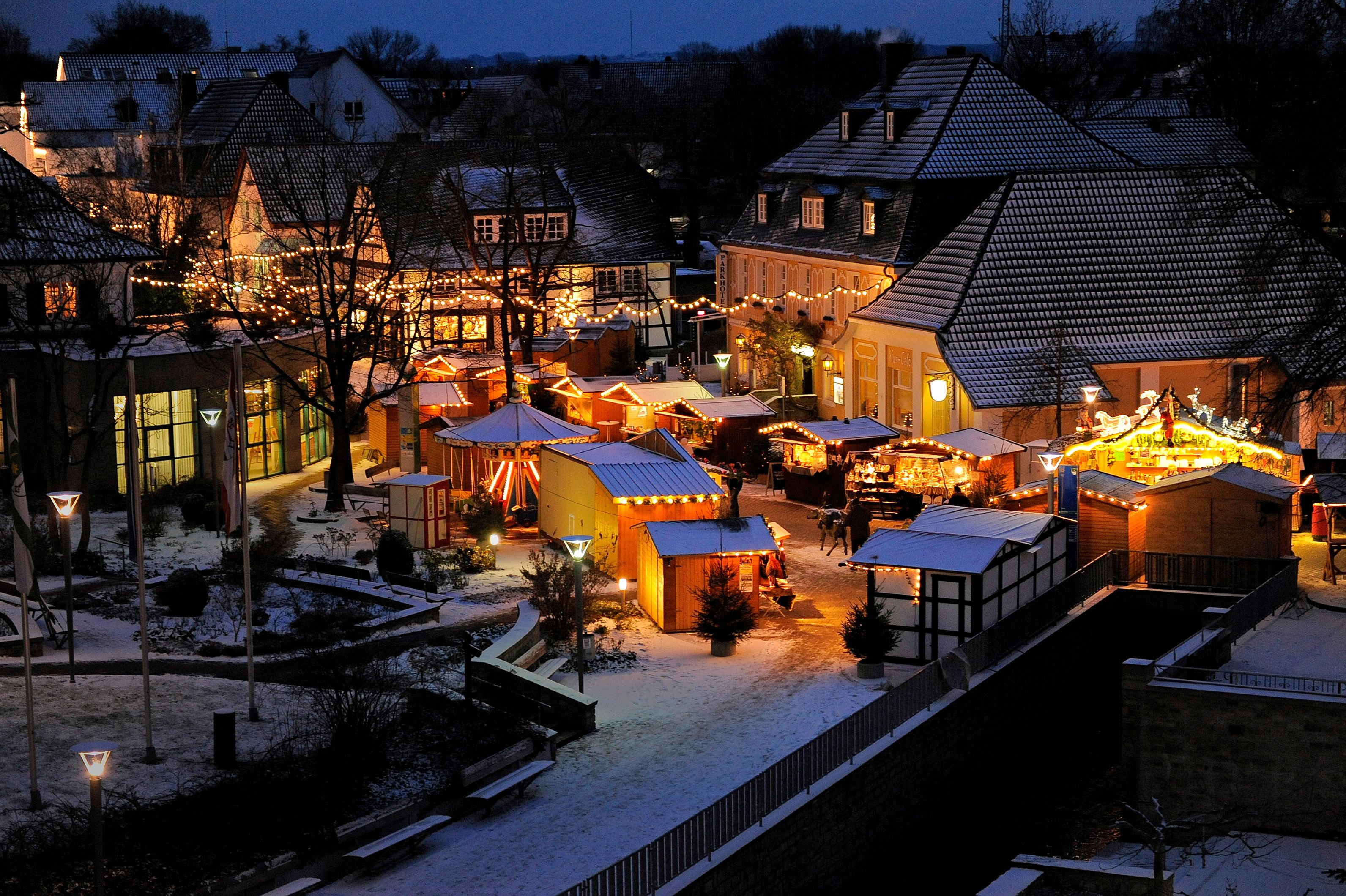 Verlichte kraampjes en met sneeuw bedekte daken zorgen voor een feestelijke sfeer in Bad Sassendorf.