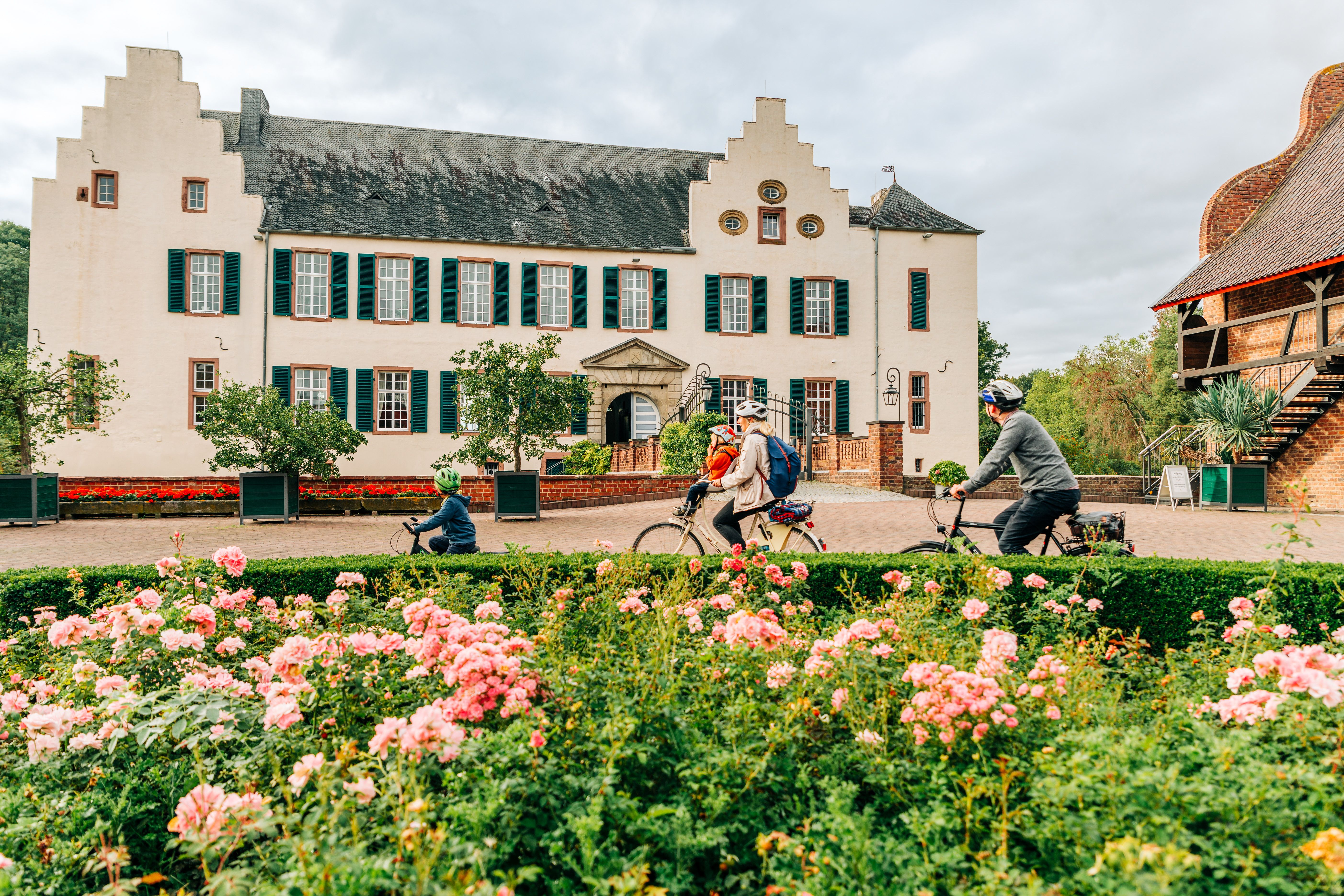 Het imposante, helderwitgekalkte hoofdkasteel vormt het hart van kasteel Heimerzheim